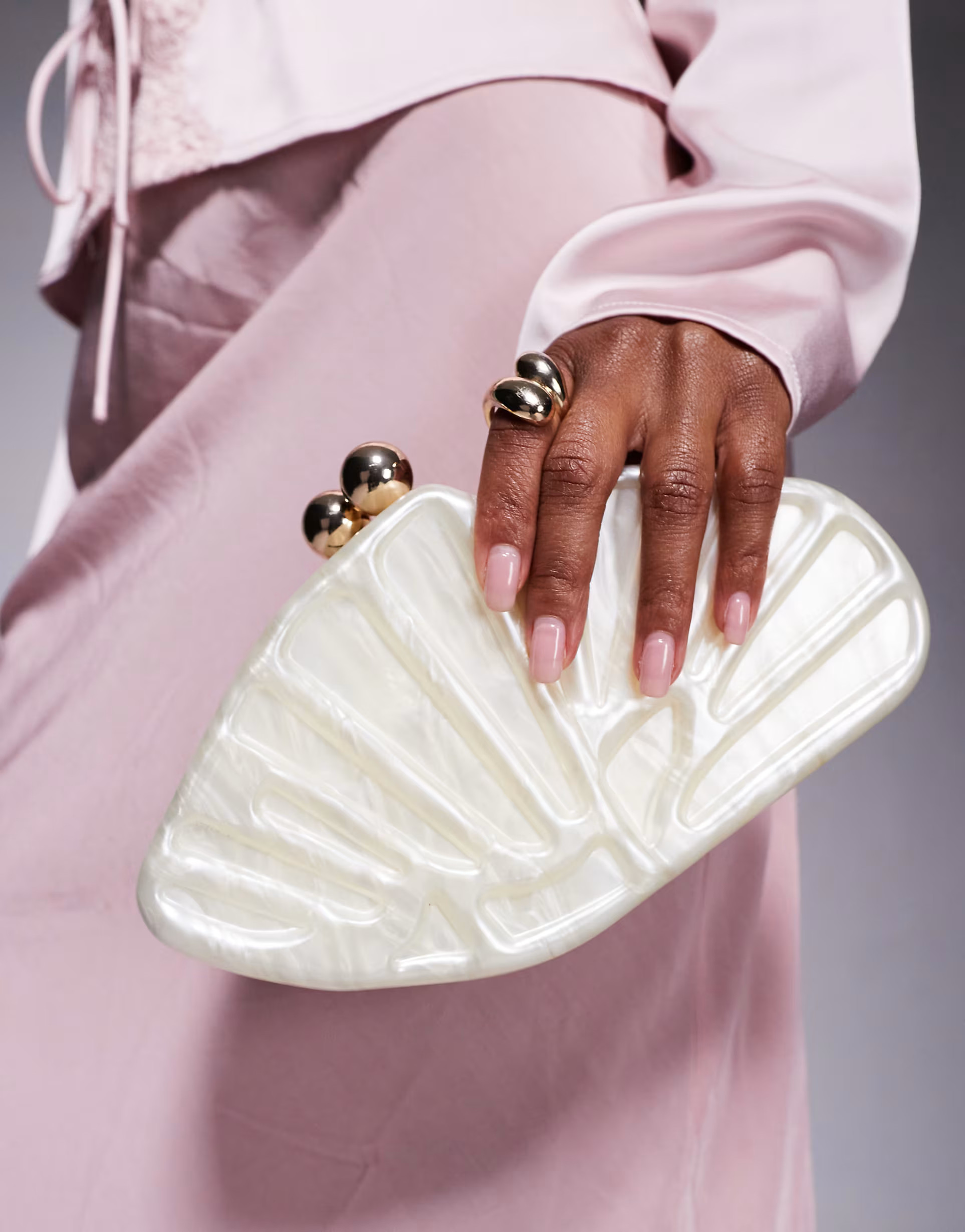 True Decadence – Clutch-Tasche mit Muschel-Design in marmoriertem Weiß | ASOS | ASOS (Global)