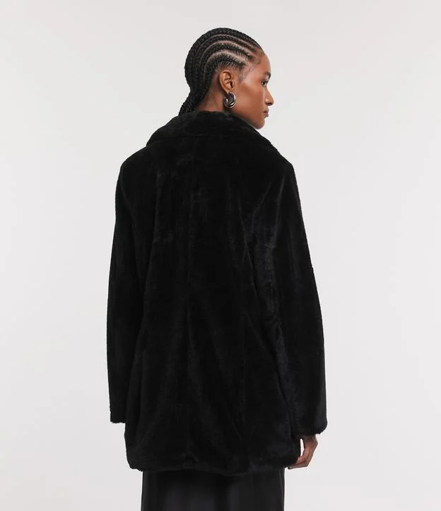 Casaco Alongado com Fechamento Transpassado e Textura de Pelinhos Artificiais Preto | Renner (BR)