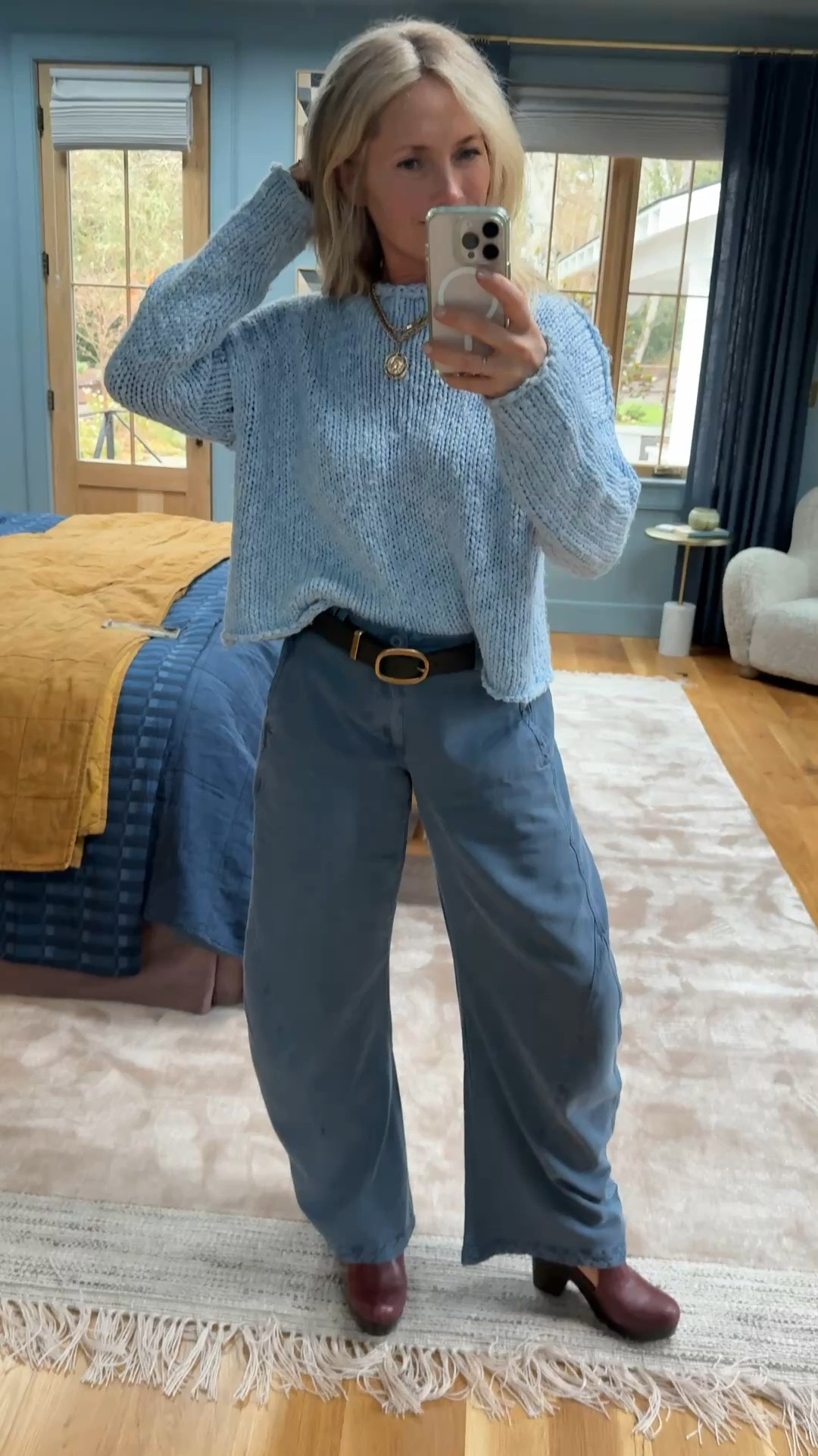Loving this blue look from @freepeople - y’all know I love a barrel silhouette and these are no exception. Something about the way the fabric drapes makes them SO flattering and you could totally dress them up or down. Linked them below! #freepeoplepartner