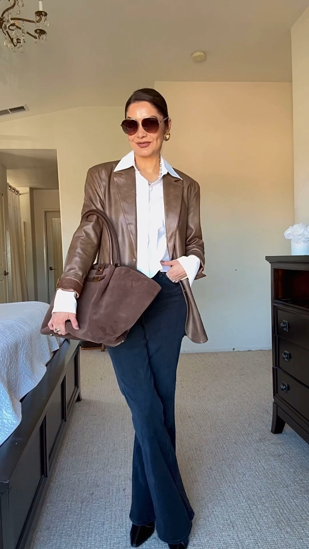 Day 16 of 30 Autumn Outfit Ideas
Fall Outfit details:
- White shirt @express size XS
- Flared jeans @express size 4R
- Faux leather brown blazer size 0 @selfwho
- Demelluer brown suede bag
- Necklace @Unode50
