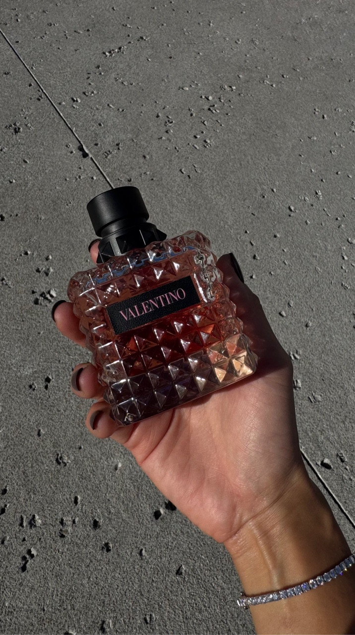 The art of gifting, perfected with @valentino.beauty 🎁 Each scent from the Donna Born in Roma collection tells a story. Which one will you gift this season? #valentinobeauty #valentinobeautypartner #borninroma #fragrance