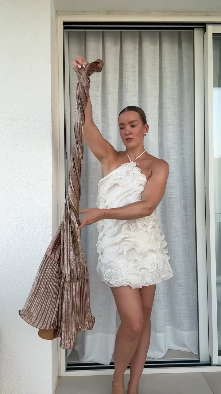 what’s better than one dream dress ? two absolute dream dresses ✨ 

White short dress @elliatt 
Silver Khaki Maxi Dress  @lidee_woman 

#dresstransition #summerdresses