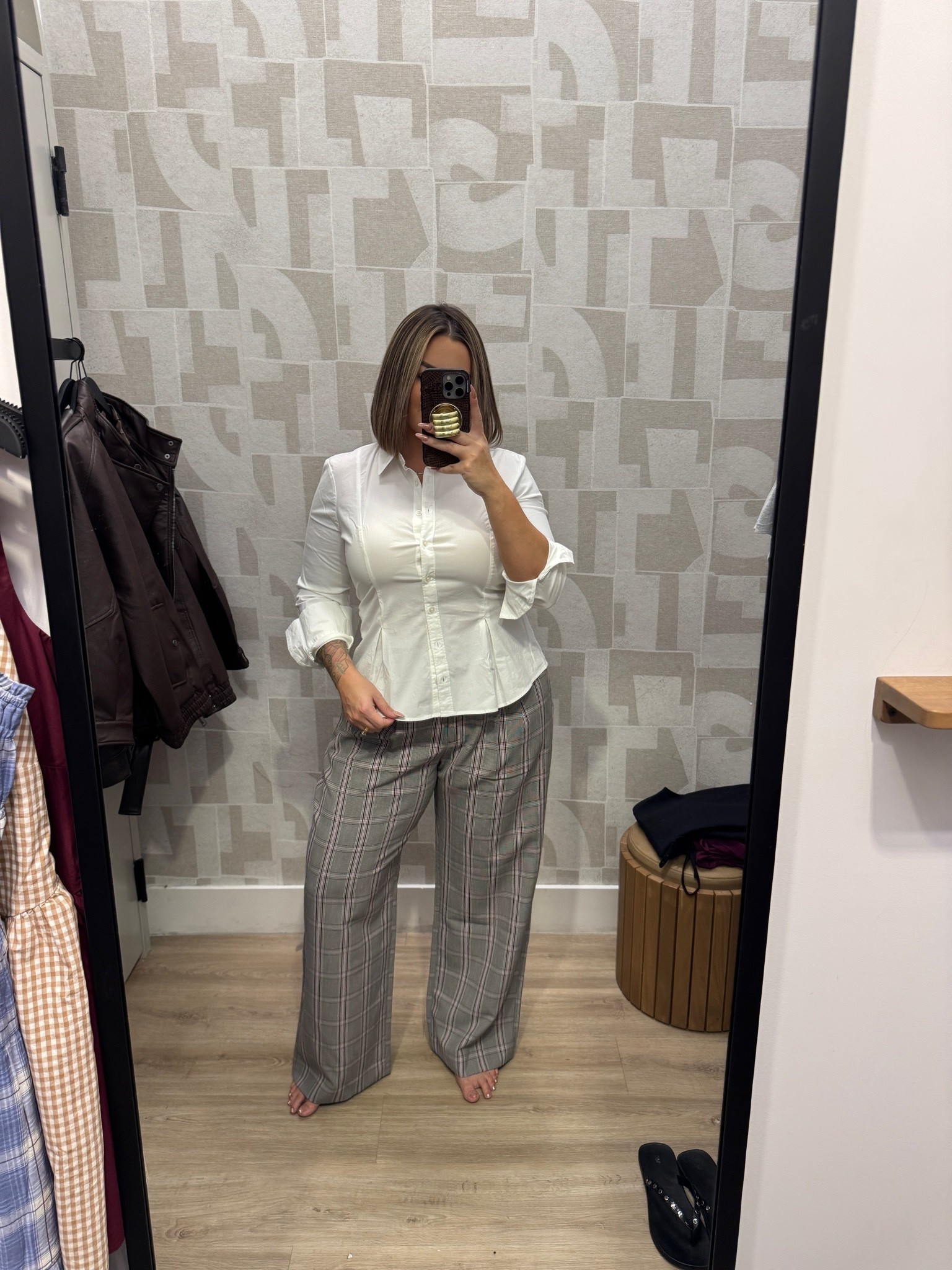 Top L - was a little snug in the arms and the chest I would size up. It has a tie in the back to cinch the waist.
Pants 32r I would size up in these as well. Waist runs small in this style. I’m 5’5 and I typically do the long length in these so I can wear a small heel. 
#abercrombie #businesscasual