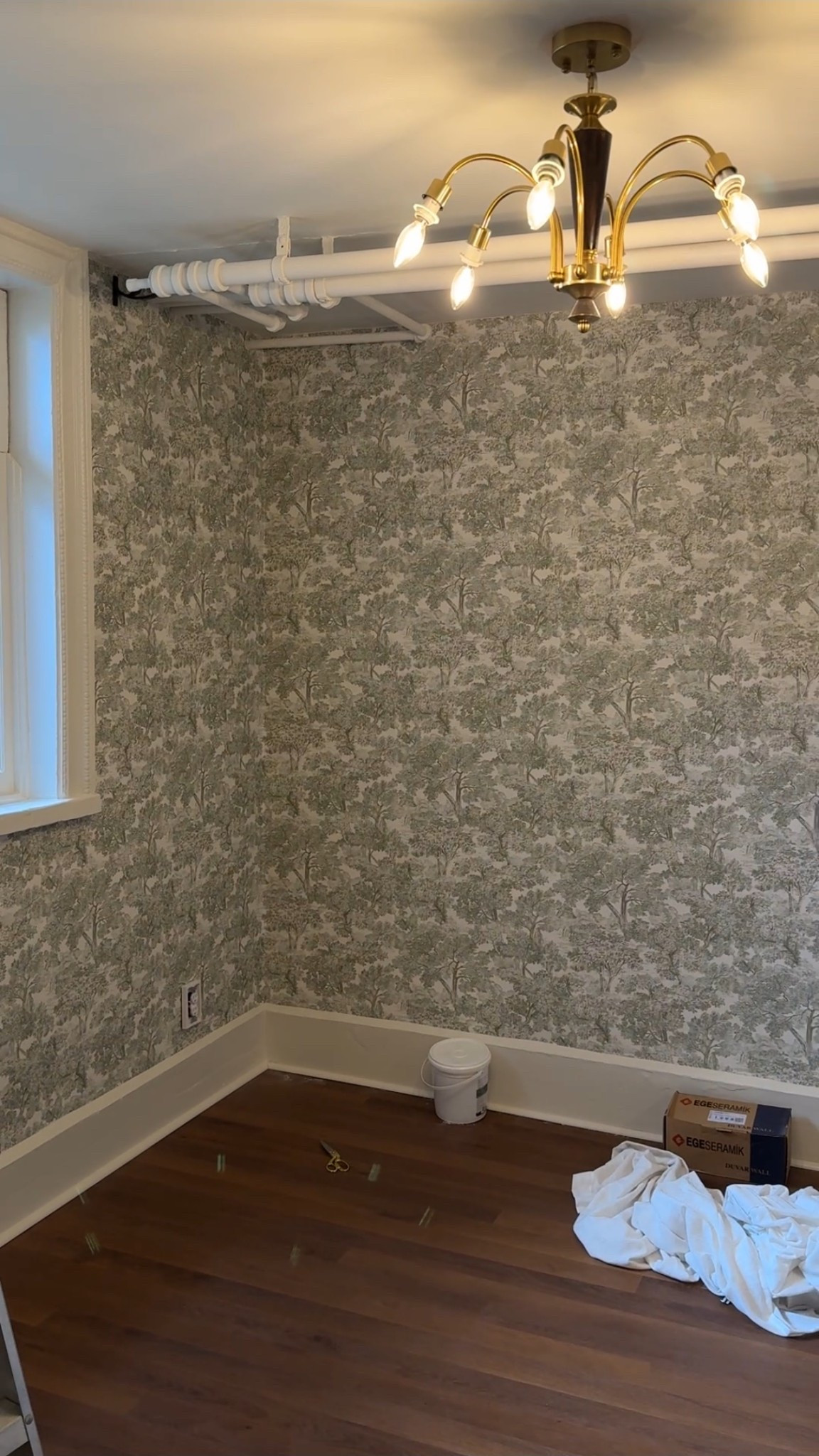 Just finished hanging this wallpaper in the guest bedroom and it’s safe to say I’m obsessed! For a more affordable wallpaper it was really easy to work with, did not tear easily, and has a very forgiving pattern if you’re new to hanging wallpaper. Highly recommend! 🙌

#LTKHome #LTKFindsUnder100