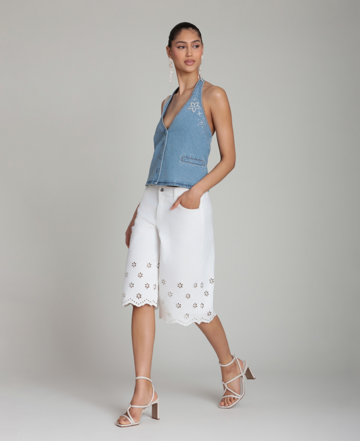 Avec Les Filles Women's Mid-Rise Floral Cutout Detail Shorts - White | Macy's