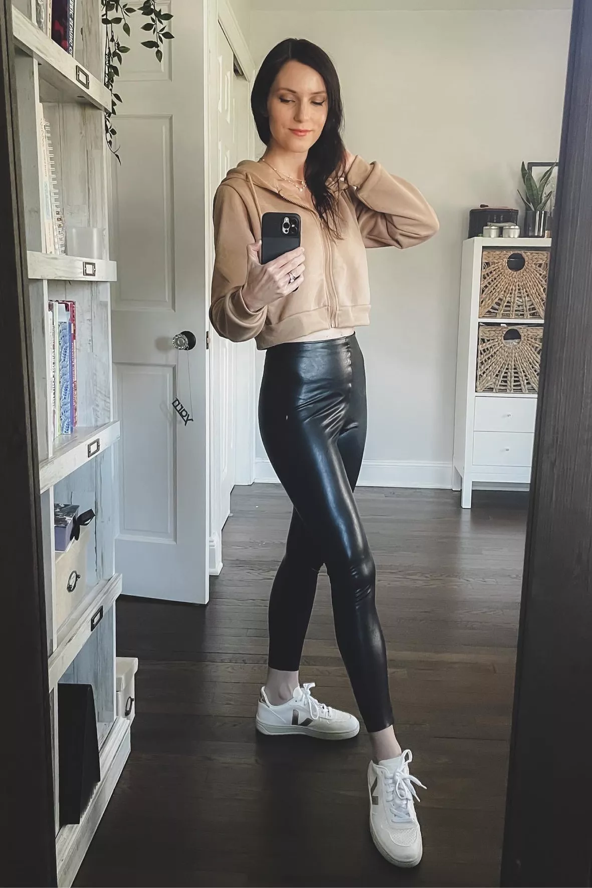 Leggings in eco-leather with beige chains