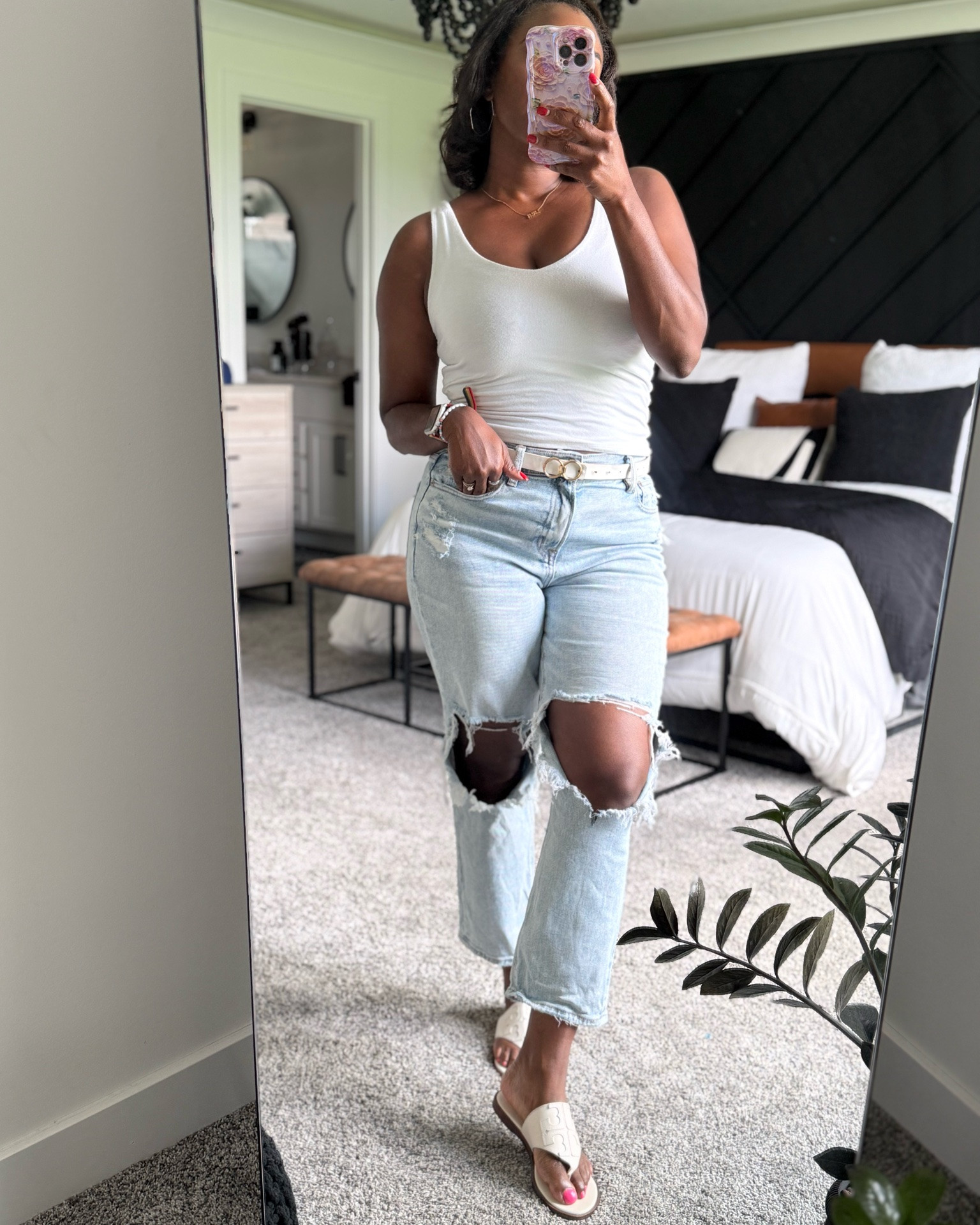Another day baggy jean to disguise my millenial-ness. These are considered an ankle jeans but because of my height (5’3)
I prefer a more cropped jean so I always get my size but in short. Im wearing a 10 here ❤️