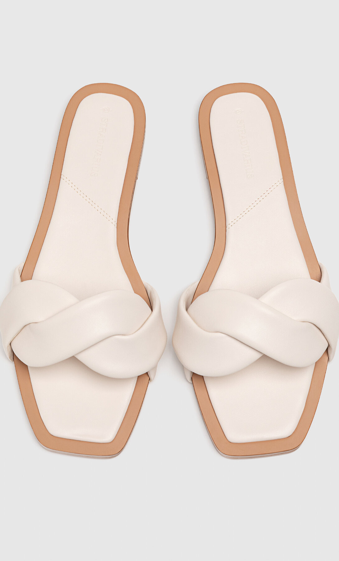 Flache, geflochtene Sandalen - Mode für Damen | Stradivarius Deutschland | Stradivarius DE