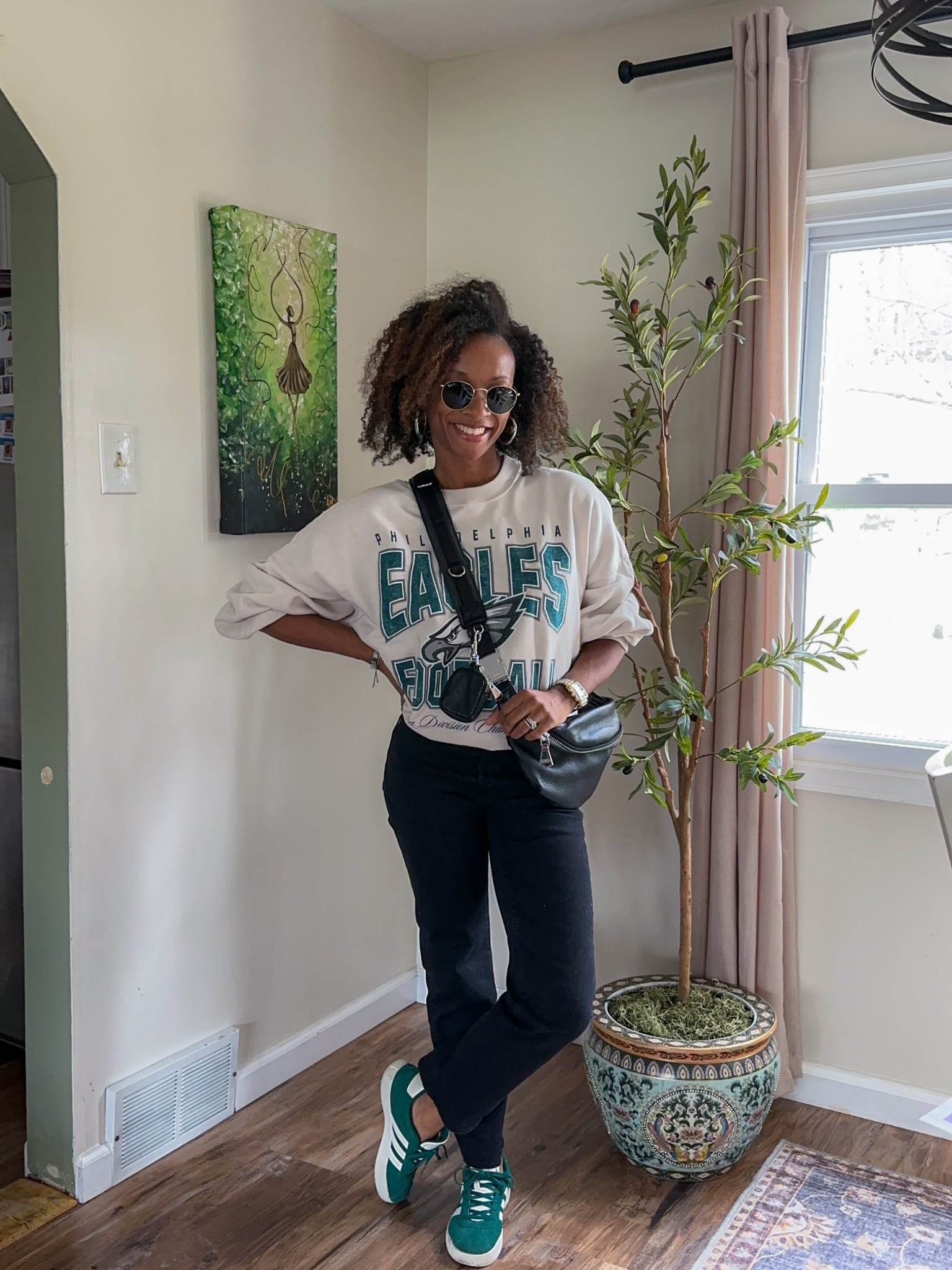 Eagles outfit inspiration.

Wearing size small in sweatshirt.  Fit is oversized