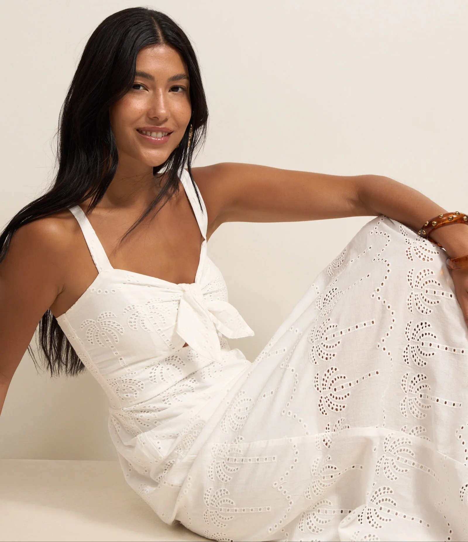 Vestido feminino confeccionado em laise de algodão certificado bci, peça no modelo new midi com decote redondo, alças médias ajustáveis, nózinho frontal com amarração, recorte e estampa furadinha tropical. 

#LTKdicadeestilo #LTKbrasil