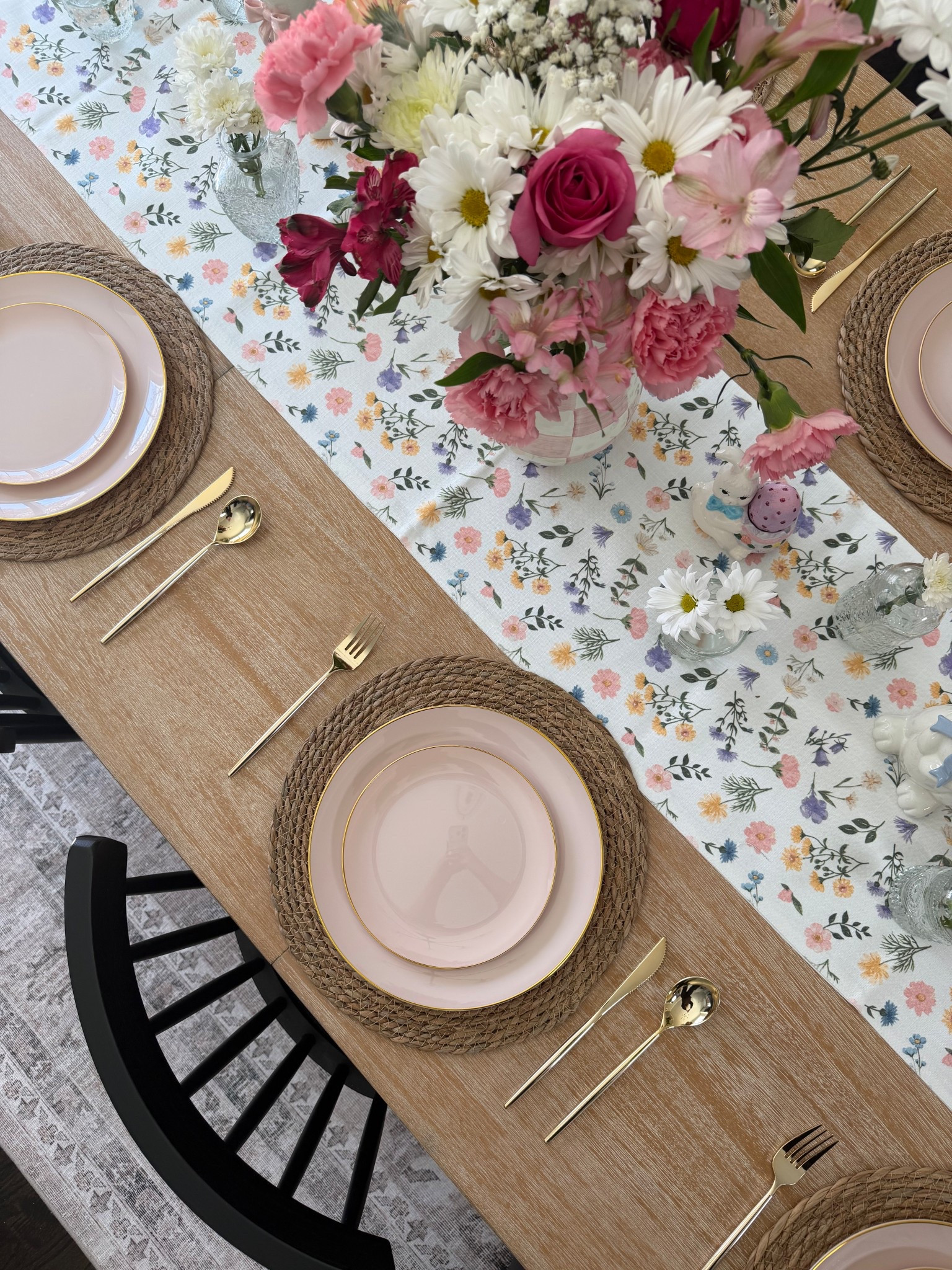 Spring tablescape for Easter or Mother’s Day 🩷

Simple florals, floral table runner and touches of pink & gold


Mackenzie Childs rosy check 