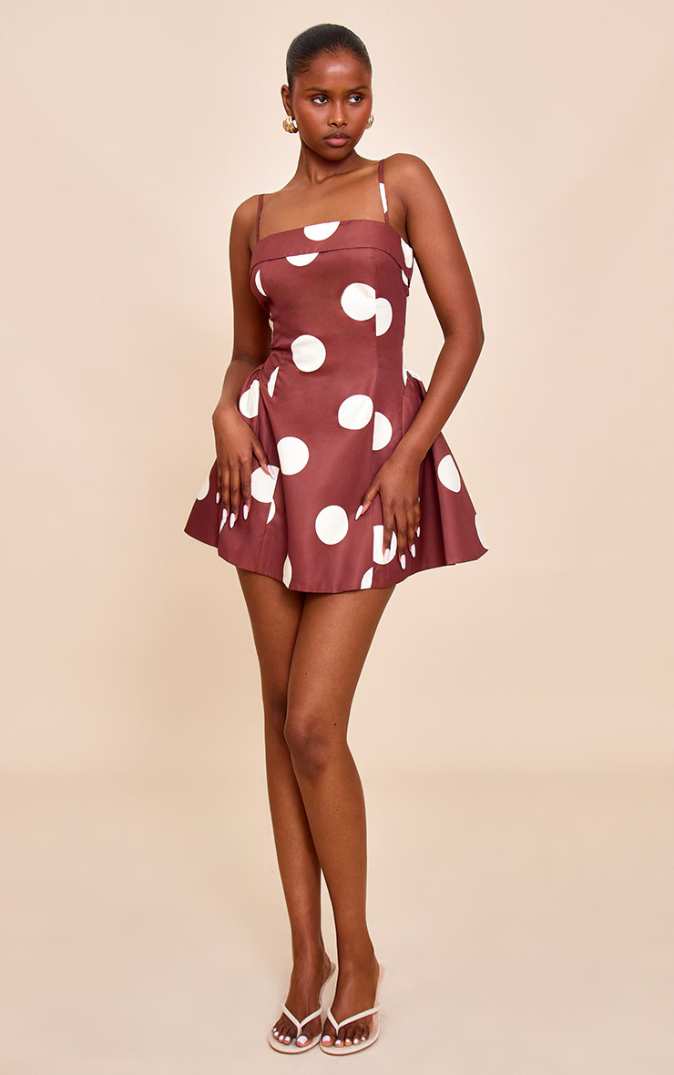Robe droite structurée marron à pois | PrettyLittleThing (FR)