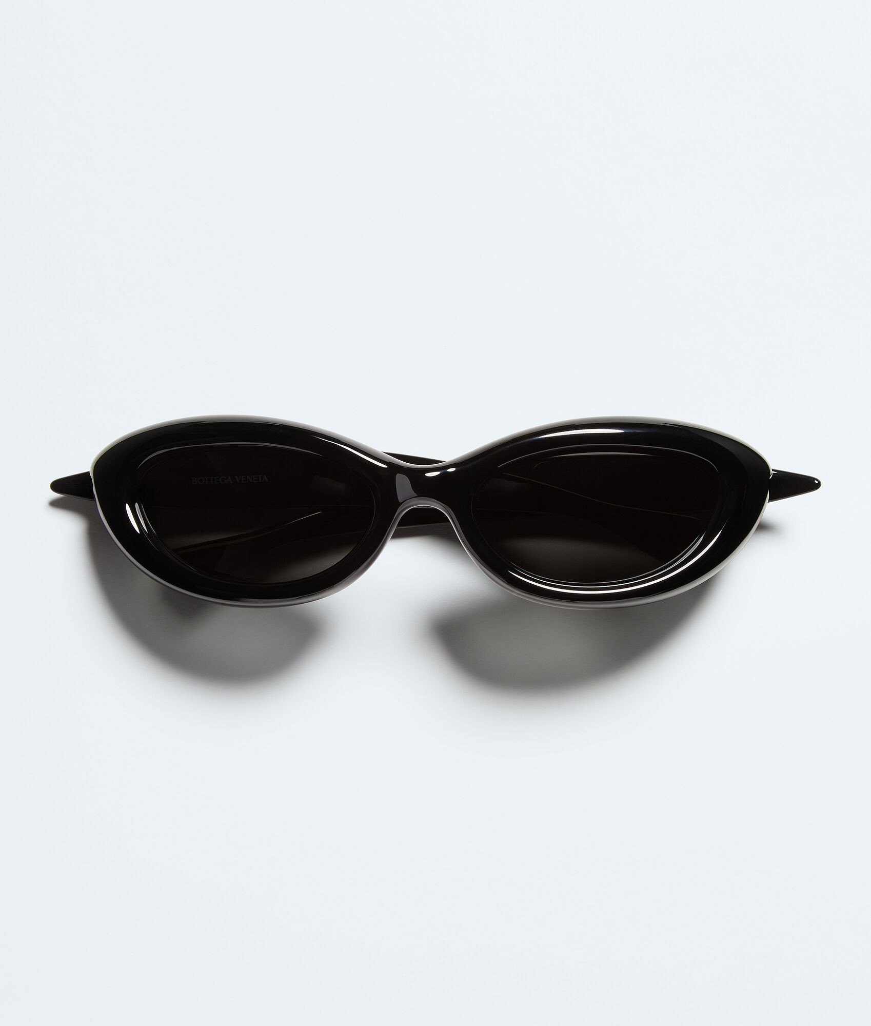 Sardine Oval Sunglasses in Black/grey | Bottega Veneta GB | Bottega Veneta