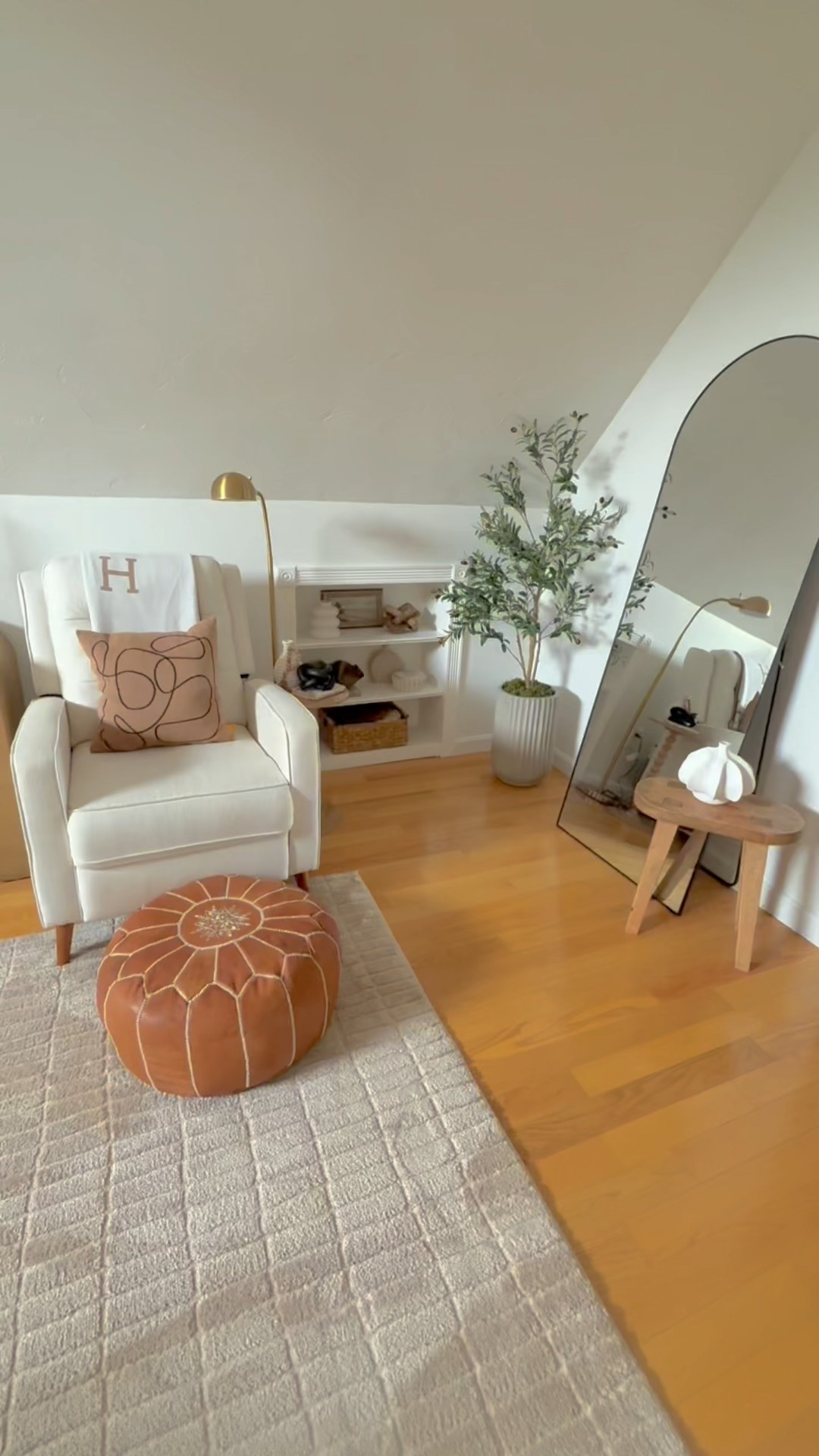 🪴Neutral nook goals ✨
This cozy corner is giving soft minimalism, warm textures, and effortless style. Rounded shapes + layered neutrals = my love language 🤎

#LTKhome #NeutralDecor #CozyCorner #InteriorInspo #HomeVibes #ModernBoho #LTKfinds #HomeStyling #MinimalChic #BohoLiving #LTKinterior #LivingRoomGoals #DecorDetails #CalmAndCozy #ReadingNook

#LTKStyleTip #LTKFindsUnder100 #LTKHome