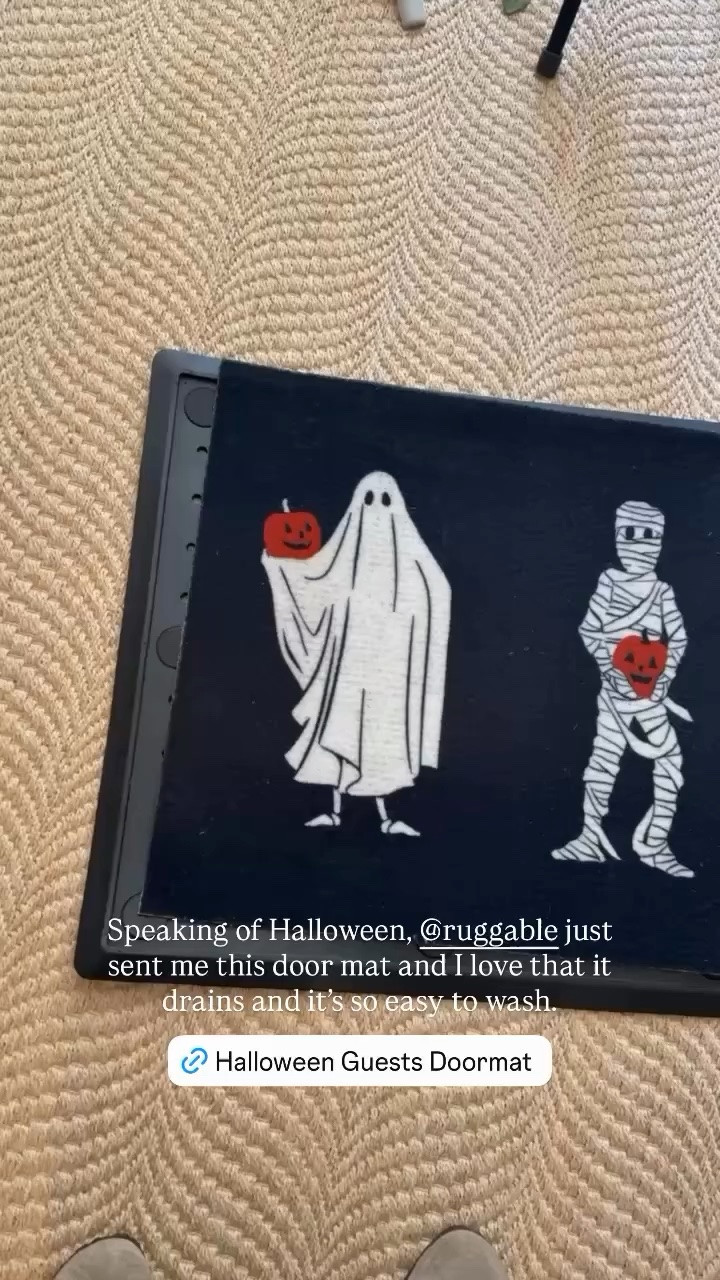 Speaking of Halloween, @ruggable just sent me this door mat and I love that it drains and it’s so easy to wash.