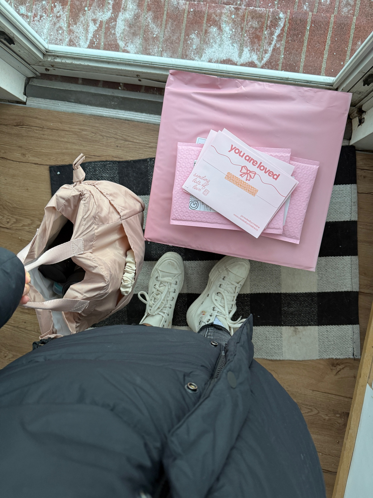 set my packages at the doorstep and now off to school ✏️📓💻📙🍎 with my cutie lunch bag