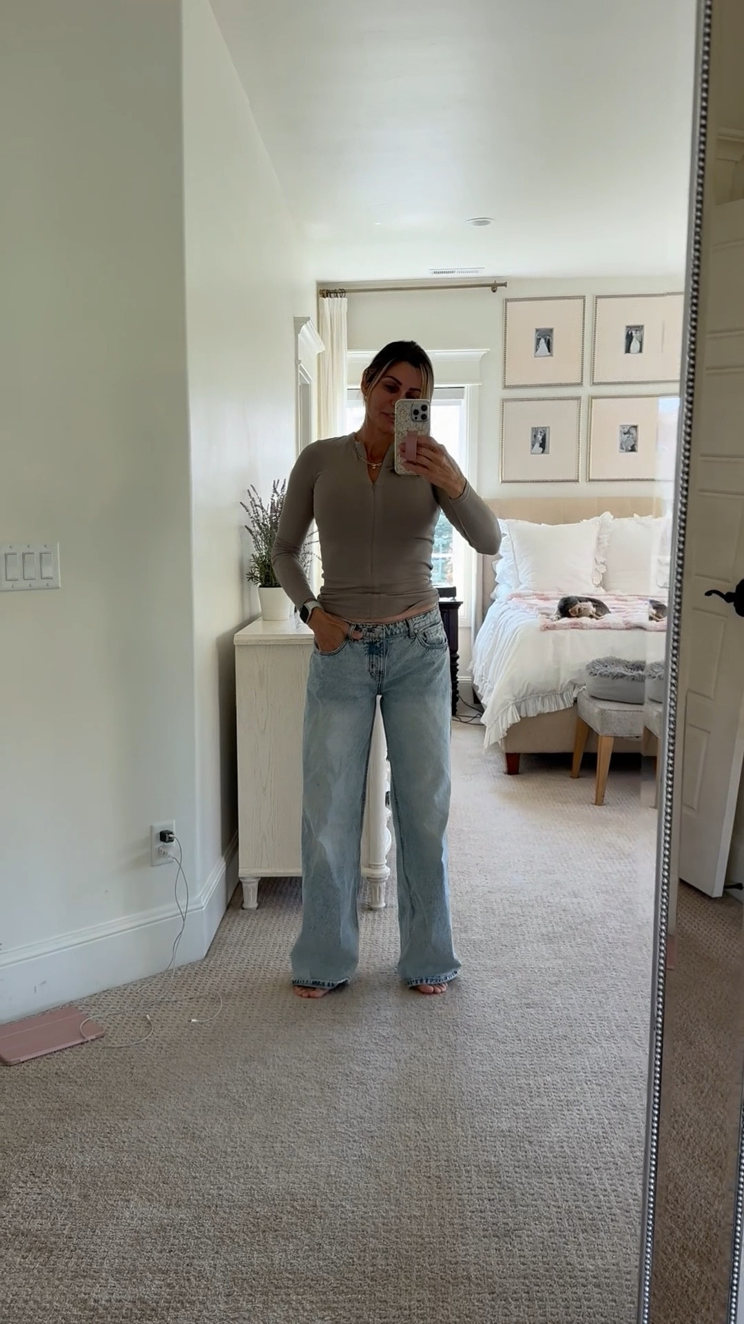 This viral baggy, low-rise style is a staple for the "It Girls." This viral fit features our signature 5-pocket design that's tight where you want it and baggy where you don't. You'll never find a baggy jean that sculpts you. These are vintage light wash perfect for summer styling.
