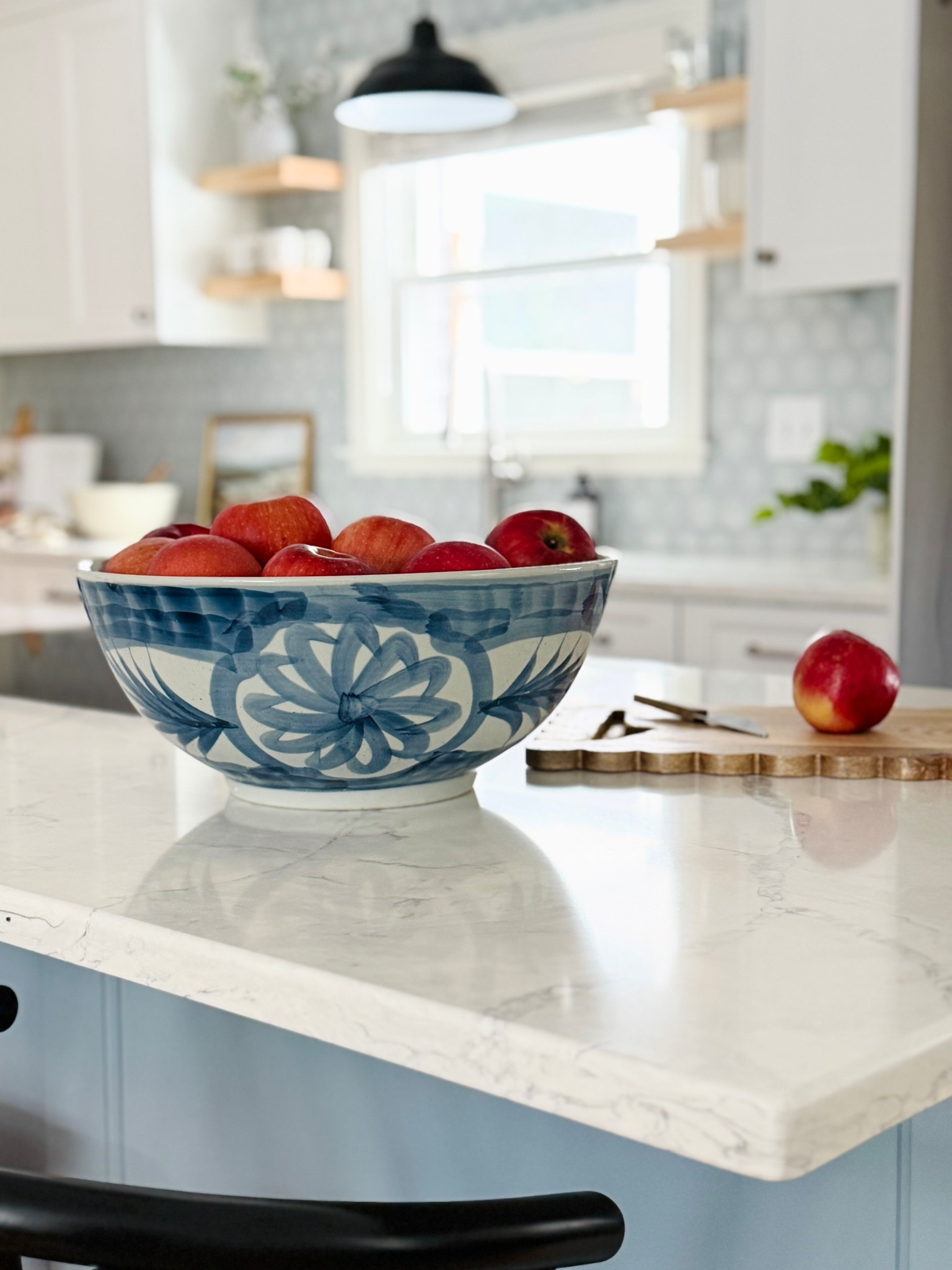 Gorgeous kitchen decor - This oversized blue and white fruit bowl is perfect for a statement on the kitchen island or if you have a lot of fruit! It’s larger than it looks.
#kitchendecor #kitchenbowl #bluekitchen

Kitchen Styling: Deb Presutto
Kitchen Design: The Proud House

#LTKHome