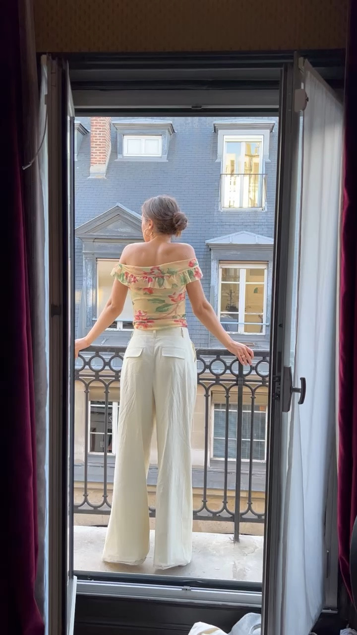 One of my favorite outfits :,) top is thrifted but the pants are linked! 🤍