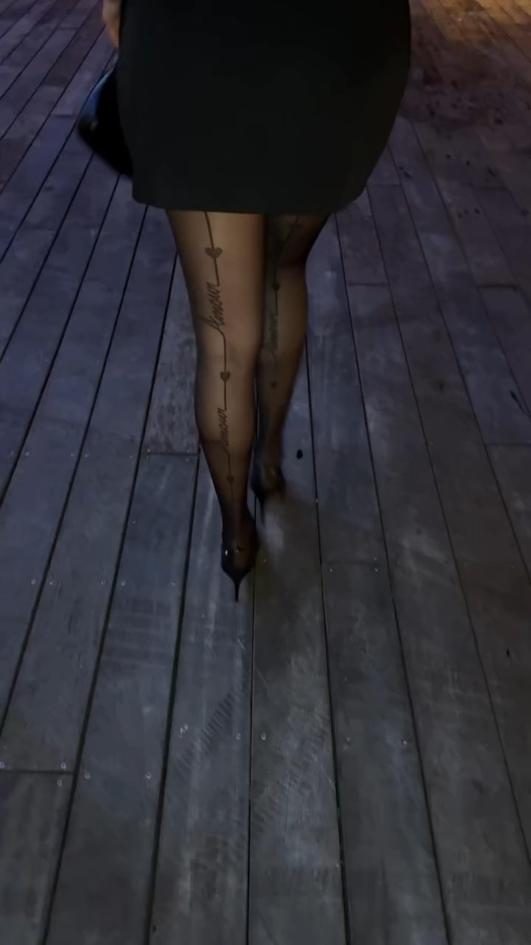 Walking like I already have everything I want 🙌🏼 
Night walks hit different 🌃 
.
@calzedonia @christianlouboutin @gucci @zara @lululemon .
.
#nightwalk #sheertights #citynights #feminineenergie #fashionreel