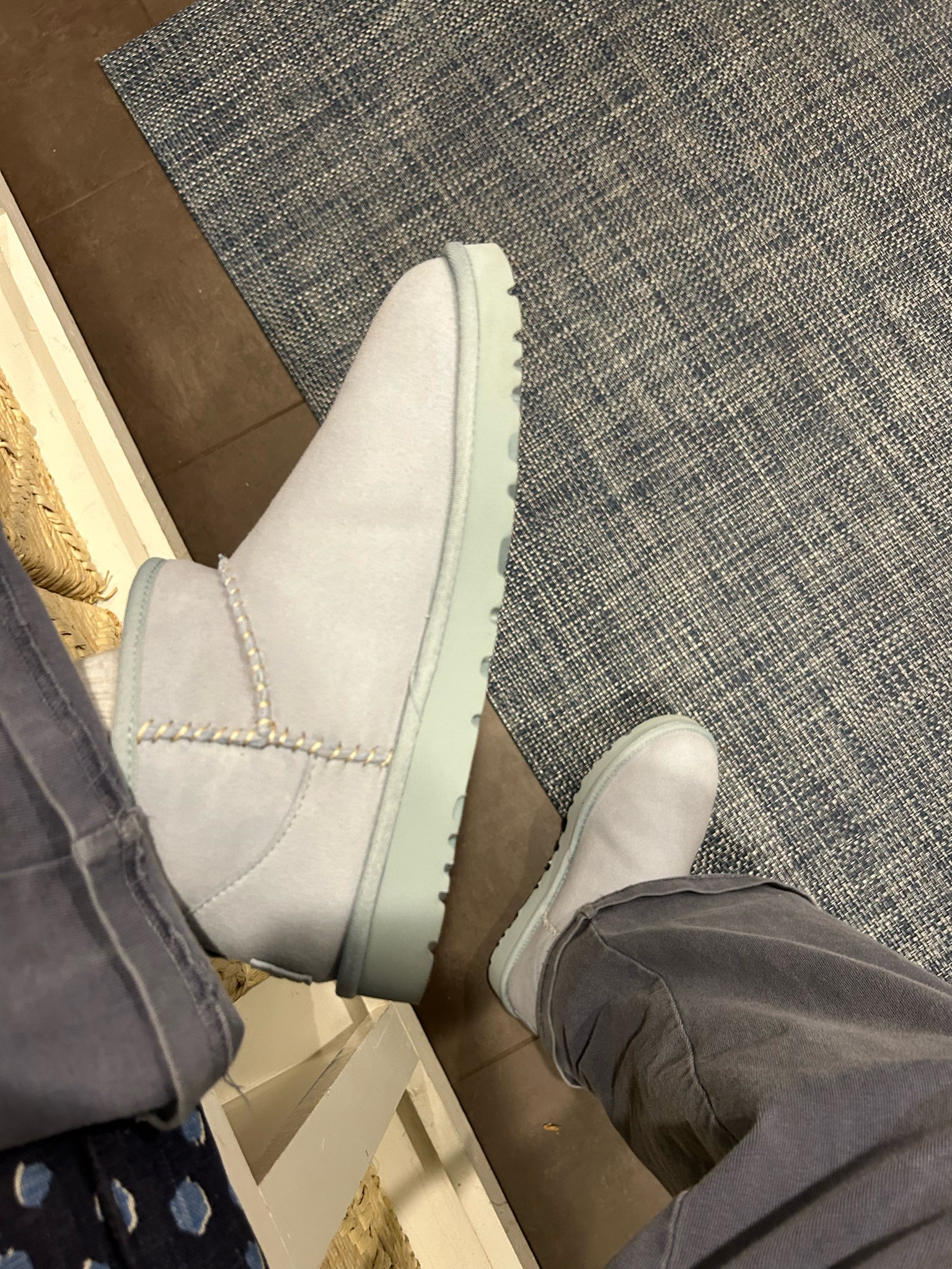 i love uggs
size: 8