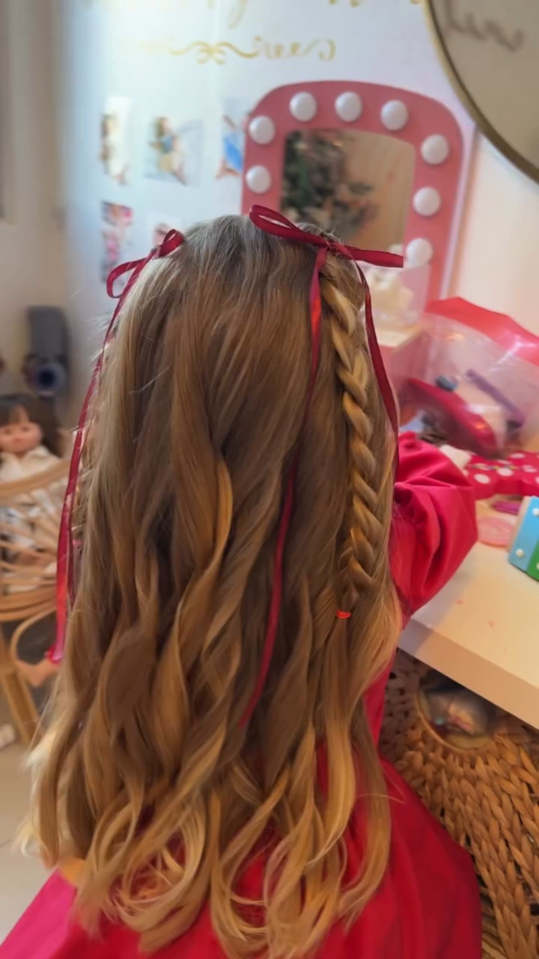 El perfect classic Christmas hairstyle para Nochebuena o el día de Navidad 🎄✨ comenta “hairstyle” si quieres que te envíe los productos que uso. 
Un look clásico, elegante y fácil que nunca falla.
Aquí te enseño paso a paso cómo recrearlo para que quede perfecto en casa 💫

¿Lo usarías para Nochebuena o para el día de Navidad? 👀👇🏻