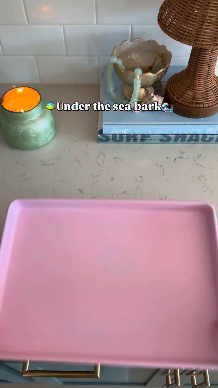Comment “SEA” and I'll send you a 🔗🩵🌊

Fun to make for the summer or for parties!😊

What you need:
White chocolate
Blue chocolate or food coloring
Sprinkles 
Shark gummies
Teddy graham
Gummy rings
Food glitter