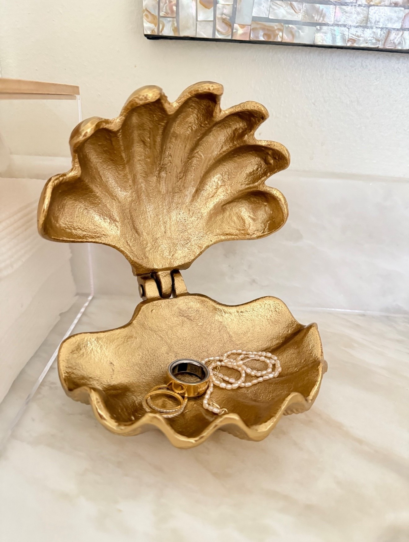 Used my clamshell towel holder as a trinket dish in my bathroom 🫶🫶







Coastal decor 
Coastal home 
Target home 
Target finds
Seashell 


#LTKMothersDay #LTKSeasonal #LTKHome