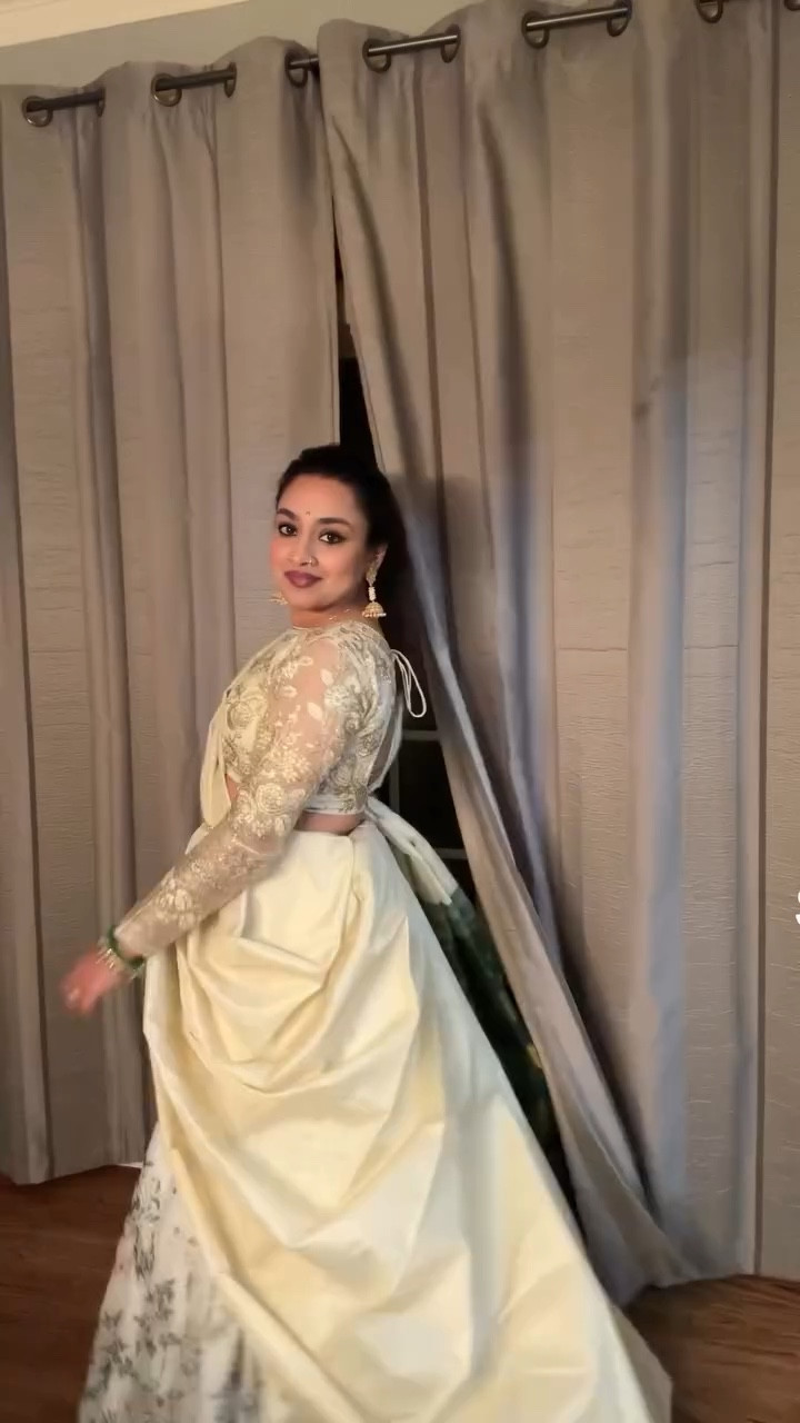 Diwali transition inspo 7

Sari: @vlzaris 
Silhouette: @tiabhuvadotcom 
Lehenga & blouse: @trulyissyj 
Jewelry: @mejuri @kushalsfashionjewellery @bhindijewelers @bypavoi 
Makeup: @kulfi.beauty @mangopeoplecosmetics @livetinted @nyxcosmetics @milkmakeup @hudabeauty @merit @saiebeauty @themobbeauty 

#diwali #transition #indianfashion #contentcreator #trending