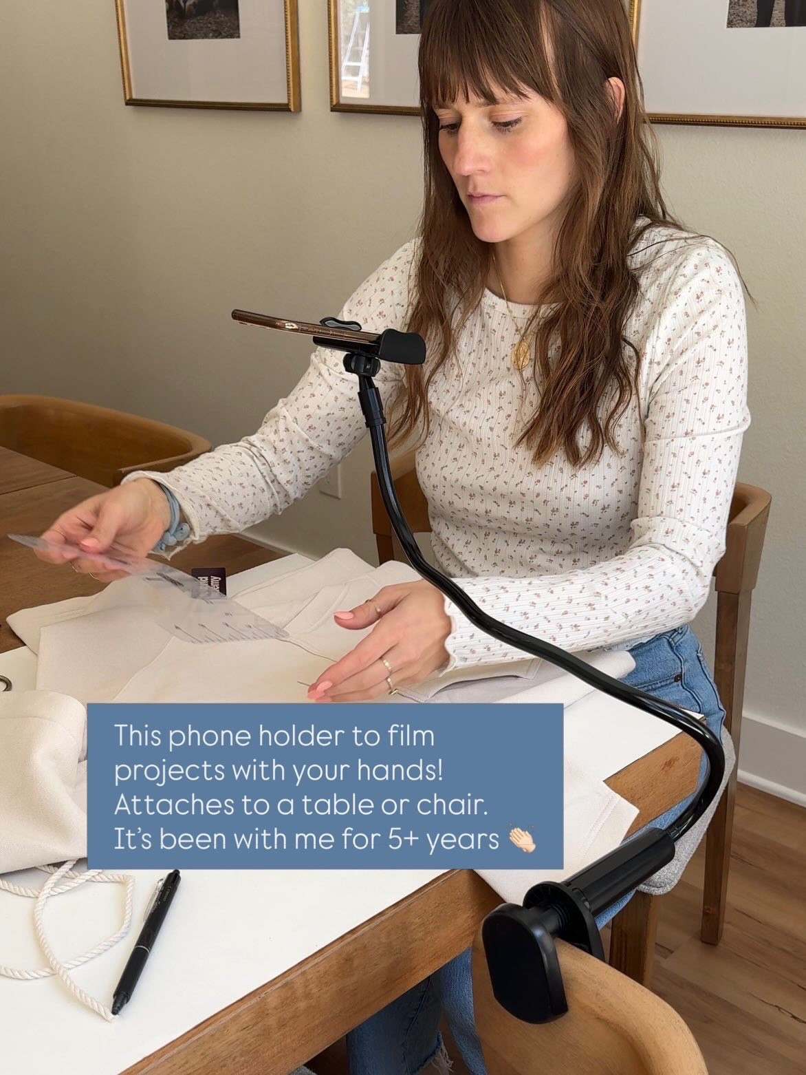 This phone holder to film projects with your hands!
Attaches to a table or chair.
It's been with me for 5+ years