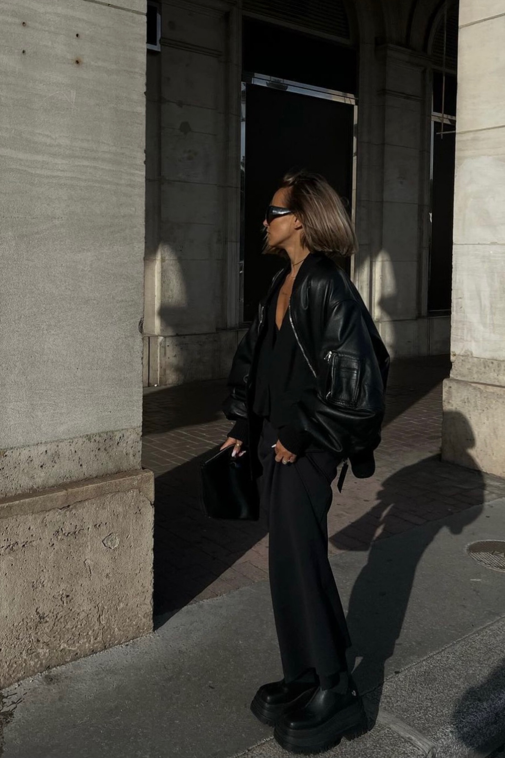 tenue full black veste cuire oversize maxi jupe bottes cuire plateforme sac cuire noir maxi lunettes gilet de costume 
full black outfit oversize maxi skirt leather platform boots leather bag maxi sunglasses suit vest 

#LTKstyletip #LTKeurope #LTKfit