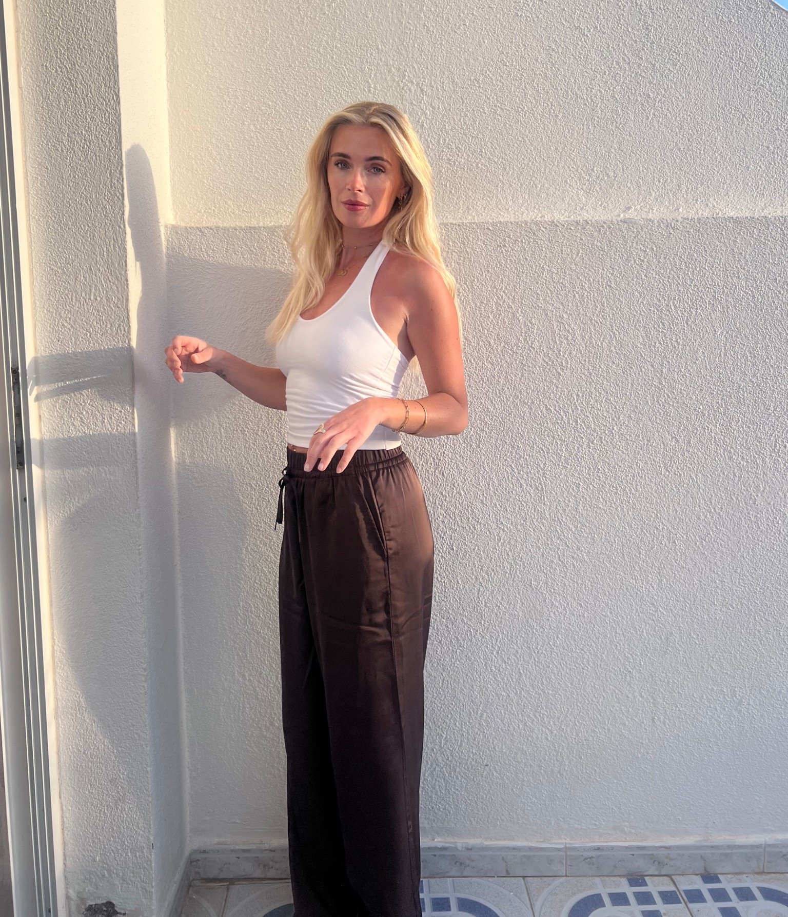 Brown satin trousers

#LTKeurope #LTKspring #LTKuk