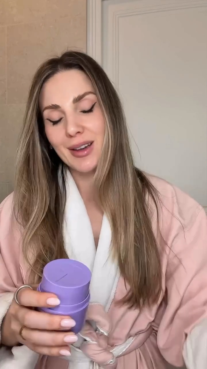 If you wear mascara that refuses to come off… you need this in your life, I promise it is THAT good! 
The @wonderskin Betond Creal Melt-It-All Cleansing Balm melts stubborn mascara, long-wear foundation and SPF in seconds!
No rubbing, no stinging eyes, just that satisfying makeup-melting moment. Plus it’s packed with skin-loving ingredients like sunflower seed oil, grapeseed oil and vitamin E, so your skin feels soft and clean!
#wonderskinpartner