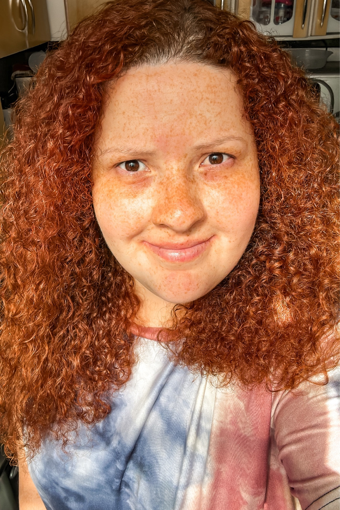 Muitos me perguntam como eu cuido do meu cabelo cacheado, é super fácil gente kkk. Confesso que ando sem tempo de fazer o cronograma capilar, mas sempre tô usando kits de shampoo, máscara e condicionares diferentes para ver o que o meu cabelo se dá bem.

No momento estou testando a linha Eudora Siage Nutri Rose e ele está amando.

Lavo normalmente, depois passo tônico capilar, creme de pentear e um protetor térmico. Amasso e chacoalho tudo e a juba já está pronta rsrs 

#cacheadas #transicaocapilar #cabelosruivos #ruiva 

#LTKbrasil #LTKbeauty