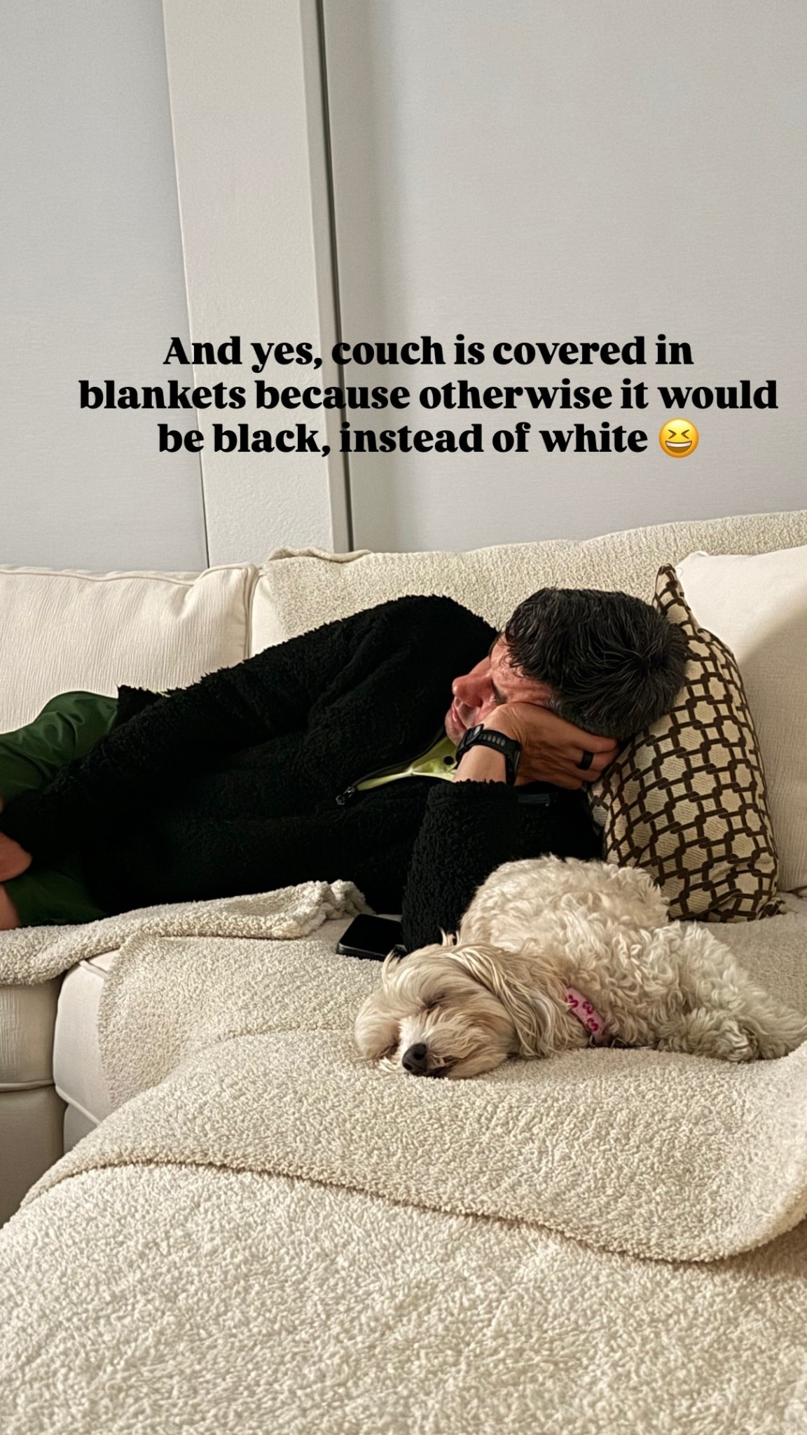 And yes, couch is covered in blankets because otherwise it would be black, instead of white 😆