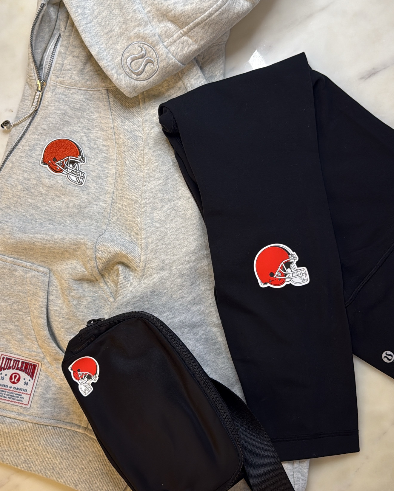 Must have gear for the active and on-the-go fans around the NFL 🏈 @fanatics #fanatics #lululemon #NFL #famclub #Ad 