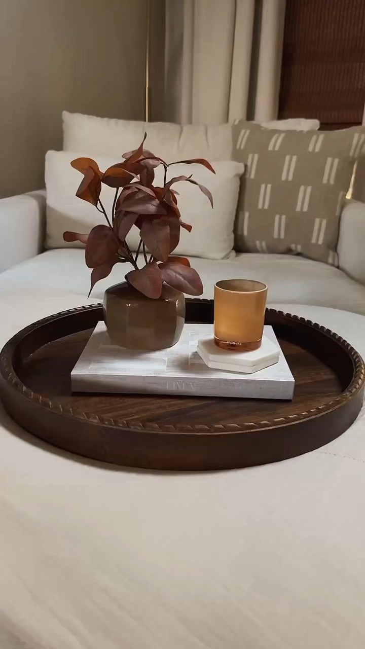 Spruced up my coffee table for fall 🍂 This new tray + faux plant from Target instantly warmed up the space! 


#TargetHome #FallDecor #CoffeeTableStyling #HearthAndHand 

 