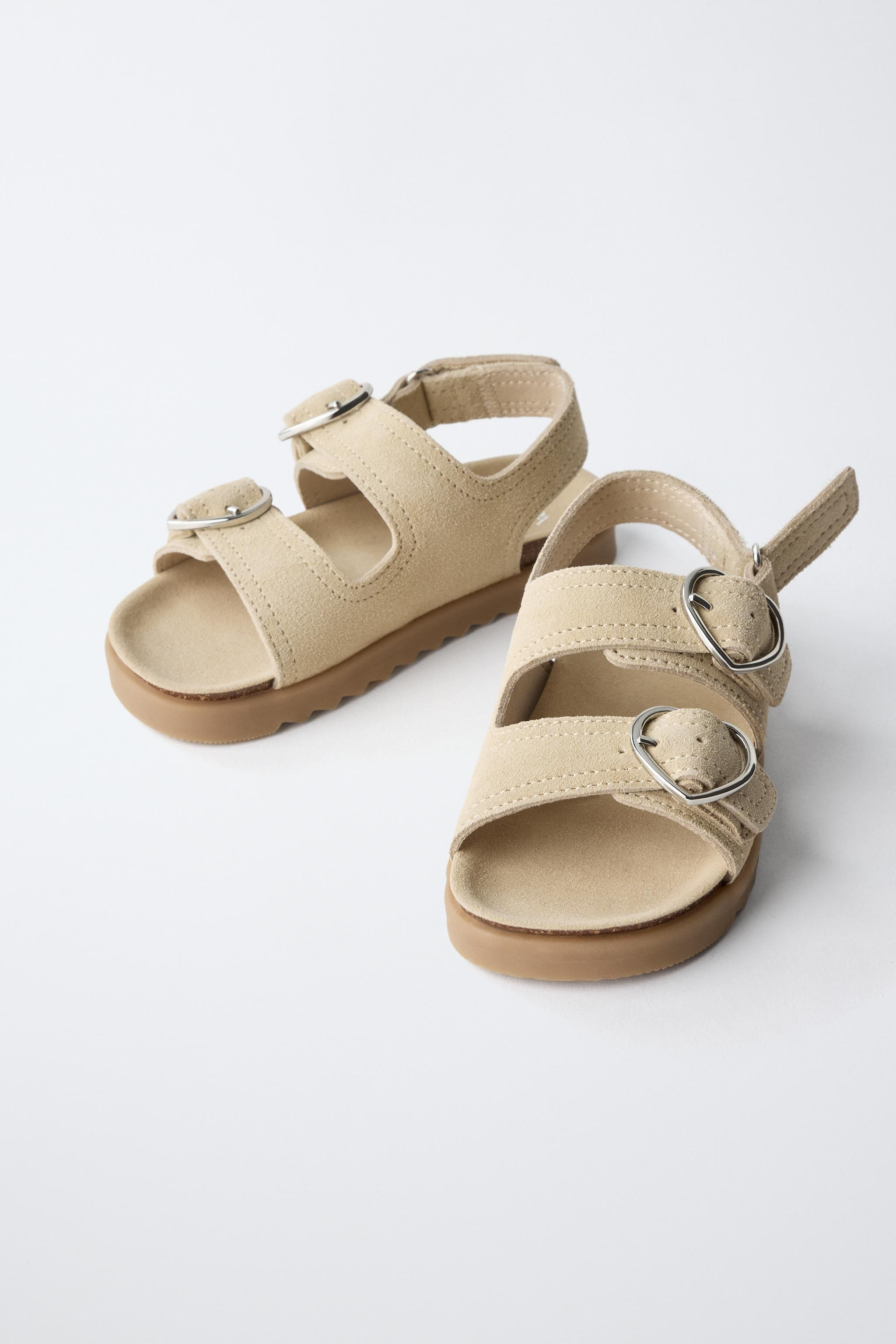 100% leather sandals with buckle detail. Adjustable with buckles on the instep and a hook-and-loo... | Zara US
