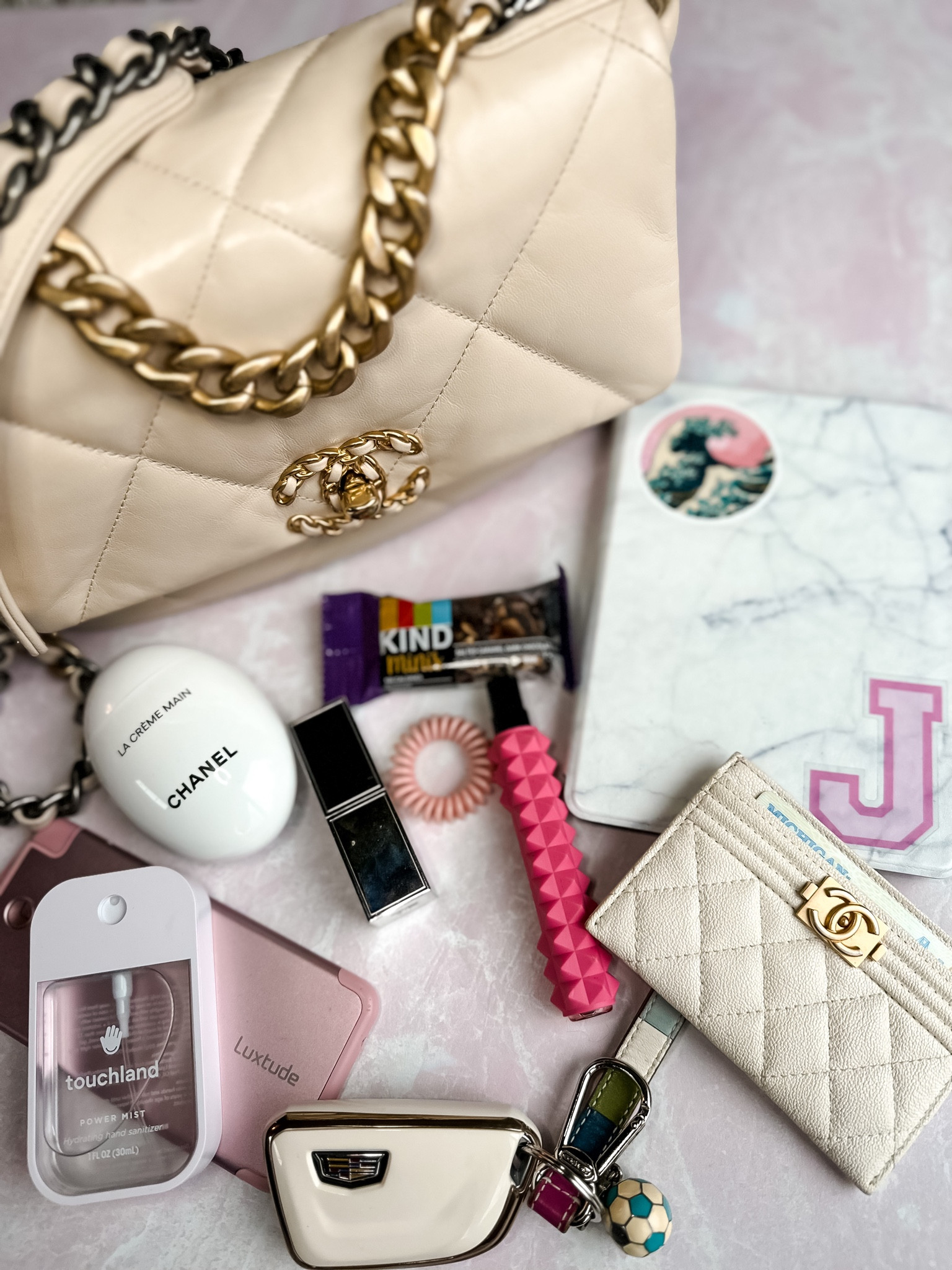 Purse dump ✨ Here’s a peek at what I’ve been carrying around with me all week!

Everything is linked in Stories + on LTK! 

• my kindle // I’ve got a few new books I can’t wait to get through!
• @touchland hand sanitizer in beach coco scent 🥥 which might be my favorite ever 
• @kind bar because #snacks 
• this Tom Ford lip blush a girlfriend got me for Christmas, and I’m loving it! 