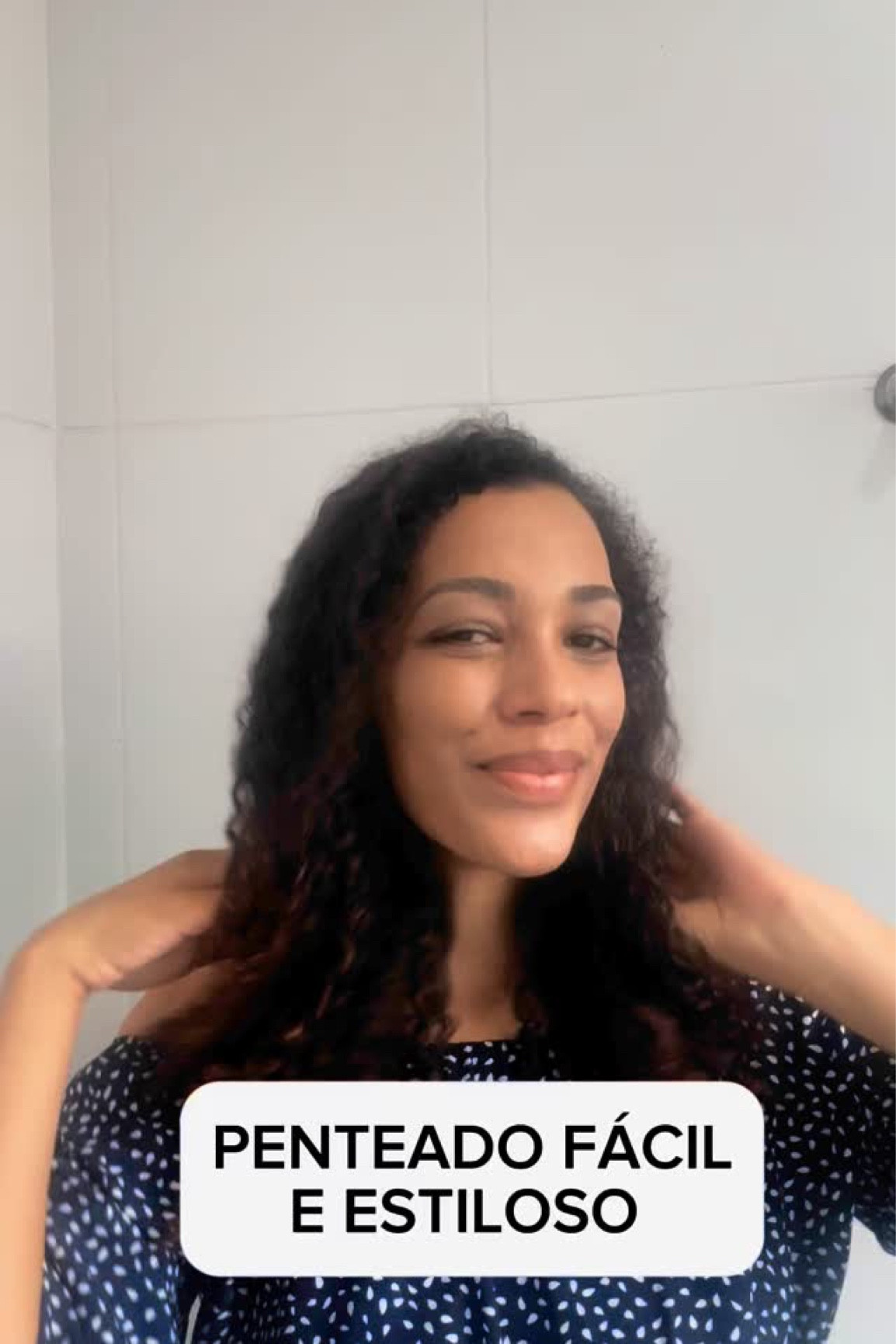 Penteado prático para o dia a dia. Um semi preso que camufla a xuxinha e fica muito mais bonito do que o tradicional. 

Usei a gelatina de melancia da @salonlinebrasil ❤️🥰

Dica: para as cacheadas, umedeça um pouco os fios e aplique creme ou gelatina antes de amarrar e torcer para dentro as mechas. 

E aí, gostou? 

#penteado #penteados #penteadosx #penteadosemipreso #semipreso #cabelosaudavel #cabelocacheado #cabelolindo #cabelolongo #cabelocrespo #cabelogrande #cabelonatural #cachosestilosos #cachos3c #cachosdefinidos #barramansa #barradopirai #voltaredonda #piraí #pirai #cacheadasim #cacheadasbrasil #migslovers