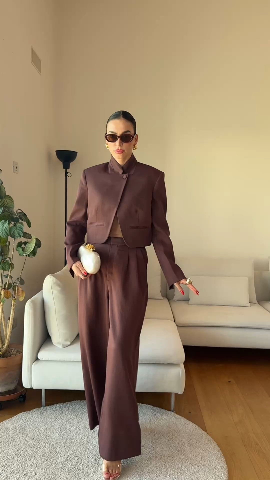 This H&M set is honestly such a good one 🍁

I’m wearing the cropped tailored blazer in this gorgeous rust-bordeaux shade, Size S, paired with the matching loose-fit twill trousers, also Size S.

For reference, I’m 173 cm (5’8”).

The blazer has such a strong shape with the high crossover neckline, structured shoulders and fitted waist, while the trousers keep the whole look relaxed and modern.

Together, it looks polished and expensive without feeling too formal.

But the best part is that both pieces work just as well separately. Wear the trousers with a knit, fitted top or simple T-shirt for everyday wear, then style the blazer with denim, tailored trousers or even over a dress.

This is exactly the kind of set I’d wear for work, dinner, events or just when I want an outfit that looks put together with almost no effort.

If your size is available, I wouldn’t wait too long. This color and silhouette are just too good.

🔎 H&M viral set, H&M bordeaux set, H&M rust brown blazer, H&M tailored set, H&M blazer and trousers, H&M autumn outfit, H&M fall fashion, H&M workwear, H&M office outfit, burgundy outfit, rust brown outfit, tailored trousers outfit, autumn capsule wardrobe, women over 40 style, elegant everyday outfit, elevated basics, transitional fashion, H&M new in

#LTKuk

#LTKFashionMonth #LTKeurope #LTKstyletip