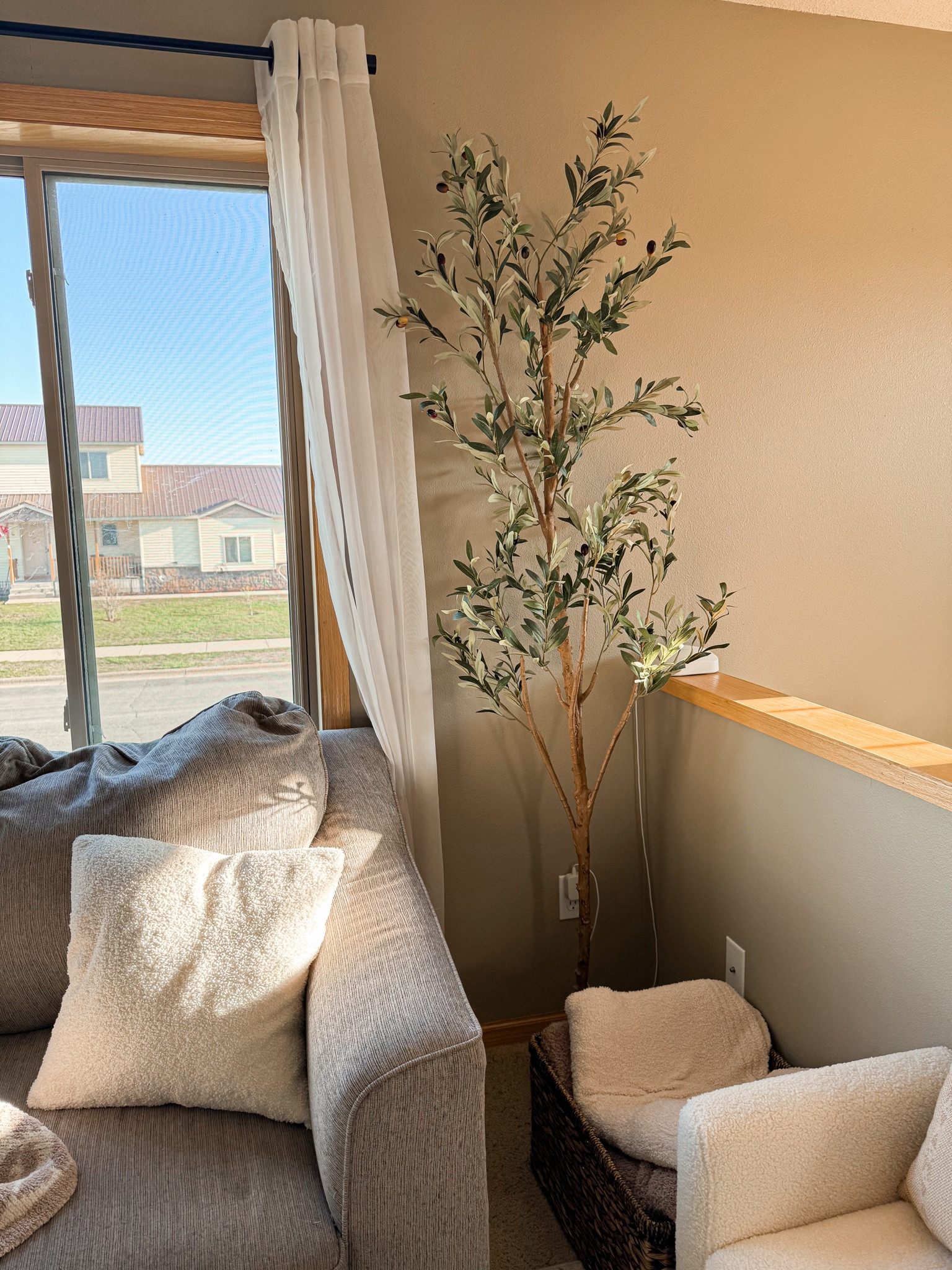 Got a better fitting faux tree for this area - I did the 7'

#LTKfindsunder50 #LTKhome #LTKfindsunder100