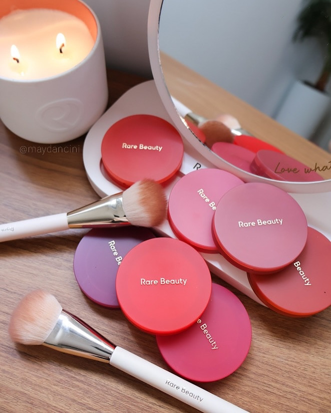 ✨ Matte Bouncy Blushes de @rarebeauty ✨

Cadê minhas gatitas amantes de blush matte? Rare Beauty ouviu os pedidos da comunidade e aumentou a família de blushes Soft Pinch trazendo mais uma textura de blush pra nós! 
Os novos Matte Bouncy Blushes têm textura “bouncy” mousse-aerada que esfumam como manteiga e viram pó na pele! A pigmentação é linda, facilmente construível e muito fácil de aplicar com os dedos, pincel ou esponja. Esse blush entrega um efeito natural, soft-matte, aveludado e com efeito de disfarce de poros e texturas.  A fórmula mantêm a pele hidratada e repulpada durante todo o dia pois contém ativos hidratantes, nutritivos e antioxidantes da semente de cacao, óleo de rosa mosqueta e um blend do extrato de sementes de romã e papaia.  Tem alta fixação, longa duração, não acumula, é resistente à agua, suor, umidade, não transfere e não borra! 
 São 7 cores na coleção, sendo algumas cores existentes também nas outras texturas e outras exclusivas dessa versão como a Thriving e Alive. 

As cores disponíveis são:
* Hope – malva nude
* Happy – rosa frio
* Worth – rosé
* Alive – coral alaranjado vibrante
* Grateful – vermelho suave
* Thriving – framboesa vibrante
* Truth – ameixa profundo

Claro, em breve vou mostrar todos os tons no rosto para vocês verem o real efeito na pele e, comparar com os demais acabamentos dos blushes da marca!   Me conta, gostaram nos novos blushes? Qual cor você vai escolher pra você?

#maydancini #rarebeauty #rarebeautybyselenagomez #rarebeautymakeup #rarebeautyblush #rareroutine #mattebouncyblush #swatches #maquiagemimportada #maquiagem