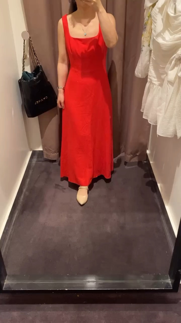 Less than one week til Christmas! Here are two last minute Christmas season dresses that will have you feeling festive and fun! (Or if you’re a savvy shopper like me, save these dresses to your wish list and fingers crossed for Boxing Day sales!) 

• Red linen midi dress: wearing usual size AU6. Has side zipper. Nice flare to skirt. Lined. Classic red. Ankle length on my petite height (150cm), no need for heels. Square neckline. 

• White how mini dress: wearing the Petite range size 8. I tend to size up so the skirt is not so short. Super cute!! Wish I was back in my wedding planning days and could wear this for engagement party/hen’s party etc. 

#forevernew #christmasouttfitideas

#LTKSeasonal #LTKwedding #LTKaustralia