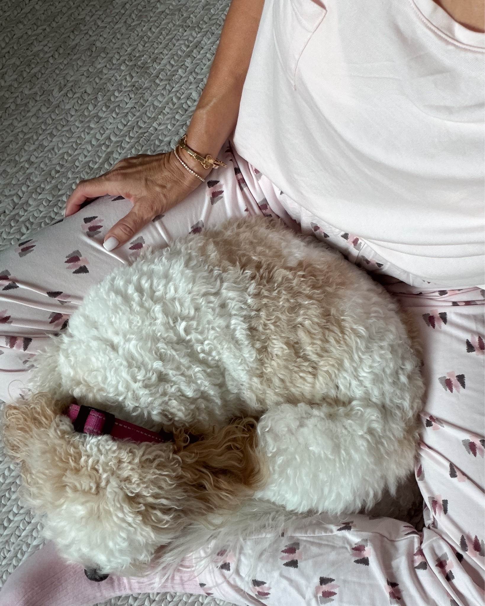 Morning snuggles!🩷

Sleep shirt TTS
Sleep pants TTS

@Tommy John

Effortless midlife style, comfortable outfit ideas, and timeless pieces you’ll wear on repeat.