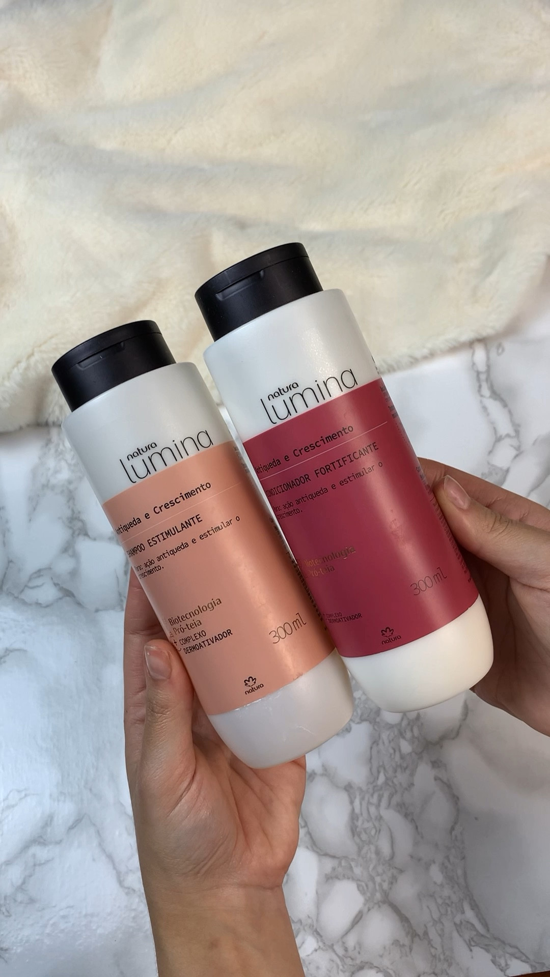 Quem aqui sofre com queda capilar? Pois bem, esse último lançamento de Natura Lumina promete combater tanto a queda por queda (desde a raiz), quanto a queda por quebra (quando o fio se parte pela metade). A linha Anti-queda e crescimento é composta por 4 itens - Shampoo, condicionador, máscara e Sérum noturno - e tem sua eficácia comprovada pela Anvisa! 

Usando ela senti meu cabelo bem encorpado, mas macio e reconstruído na médica certa. Não usei o Sérum, mas se você quer potencializar o resultado de crescimento e força capilar, ele é indispensável  

#LTKbrasil #LTKbeauty