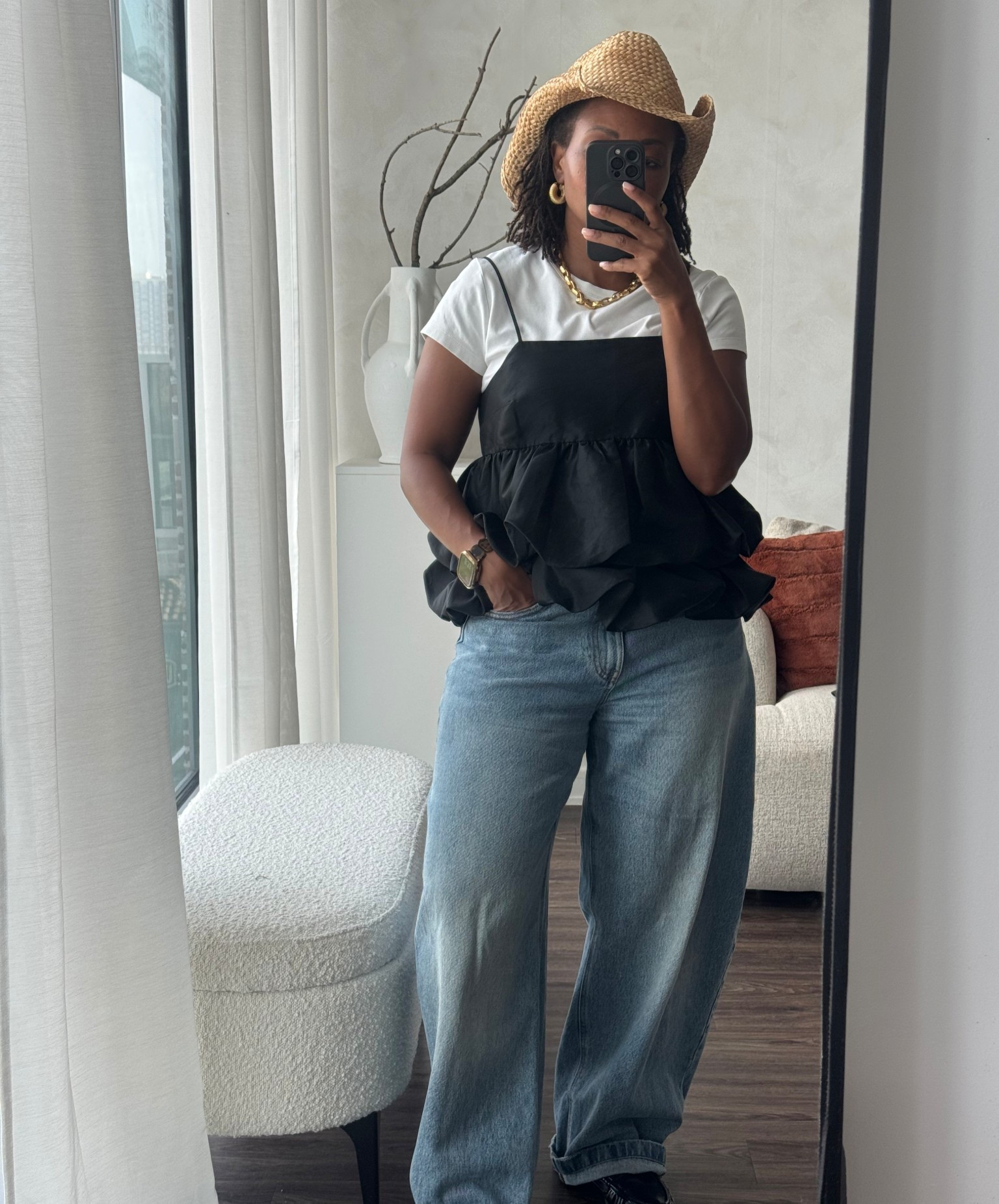 Was looking for a reason to wear this top. That I can’t seem to get rid of . Another work day in the salon. In my Kbb barrel leg jeans of course. You will probably see these in my rotation at least once a week.🤷🏽‍♀️