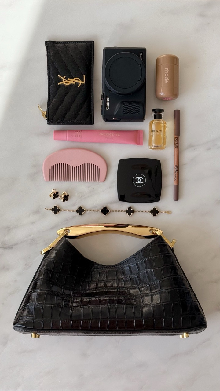 What’s in my @elleme bag ✨
•
@rhode pocket blush in Juice Box
@canonme Canon g7x mark iii camera
@patricktabeauty lip balm in Pink Salted Caramel
@makeupforevermea lip pencil in endless cacao
@ultabeautymiddleeast pocket hair brush
@chanel.beauty mirror
@louisvuitton perfume Contre Moi
•
•
•
•
•
#rhode #rhodeblush #g7xmarkiii #patricktabeauty #elleme Patrick Ta lip balm, Patrick Ta pink salted caramel, canon g7x mark iii camera, rhode blush, rhode juice box