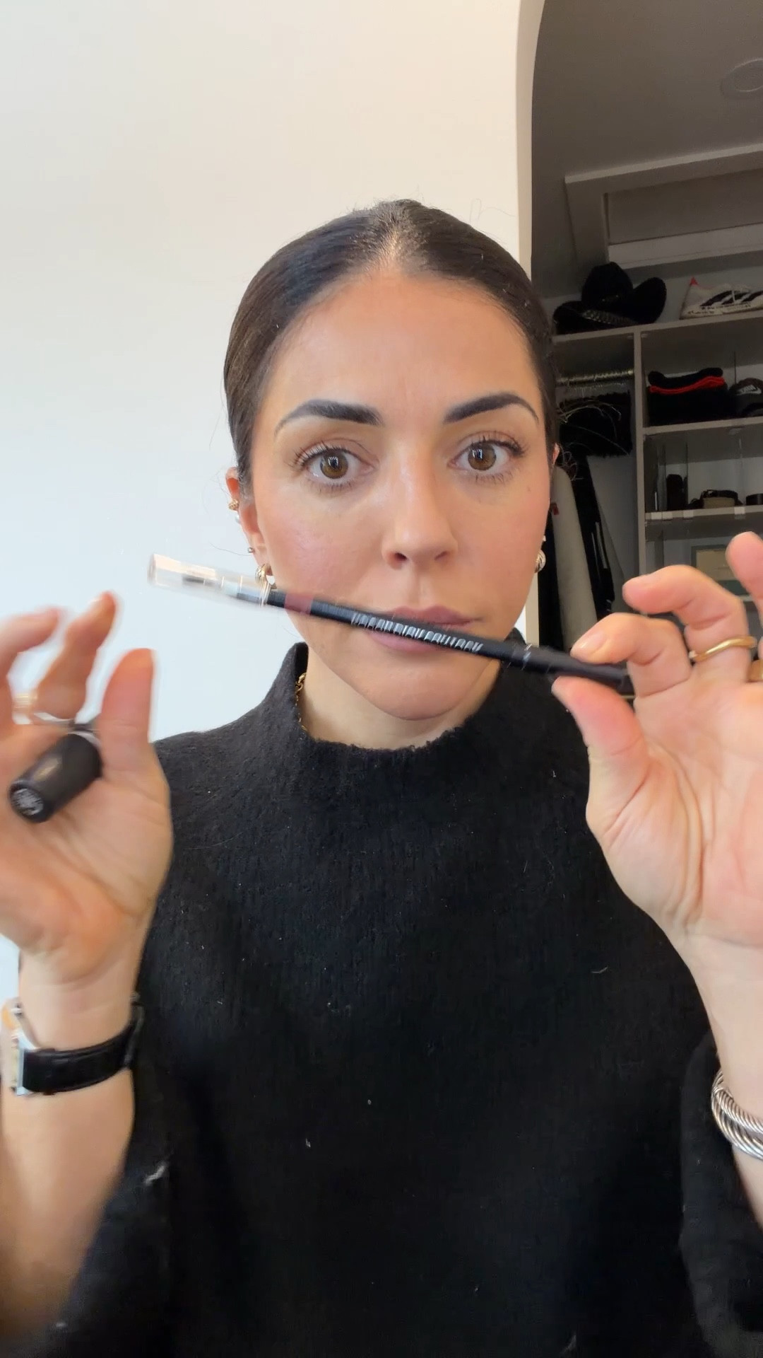 Liner - shade 329 
Lipstick - share Teddy 2.0 
Foundation - shade 2W 