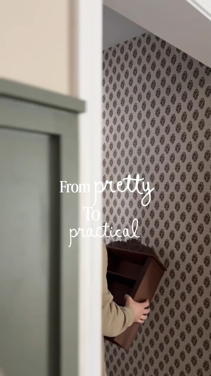 Giving our keys a home 🏠 🔑 the beauty of functional decor. 
FOLLOW for more inspo!

#functionaldecor #homedecor #homeinspo #entryway